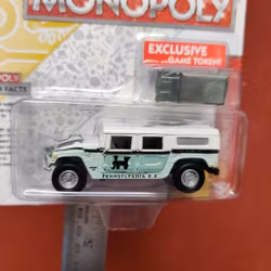 Skala 1/64 - Hummer H1 2004 "MONOPOLY - POP Culture" från Johnny Lightning