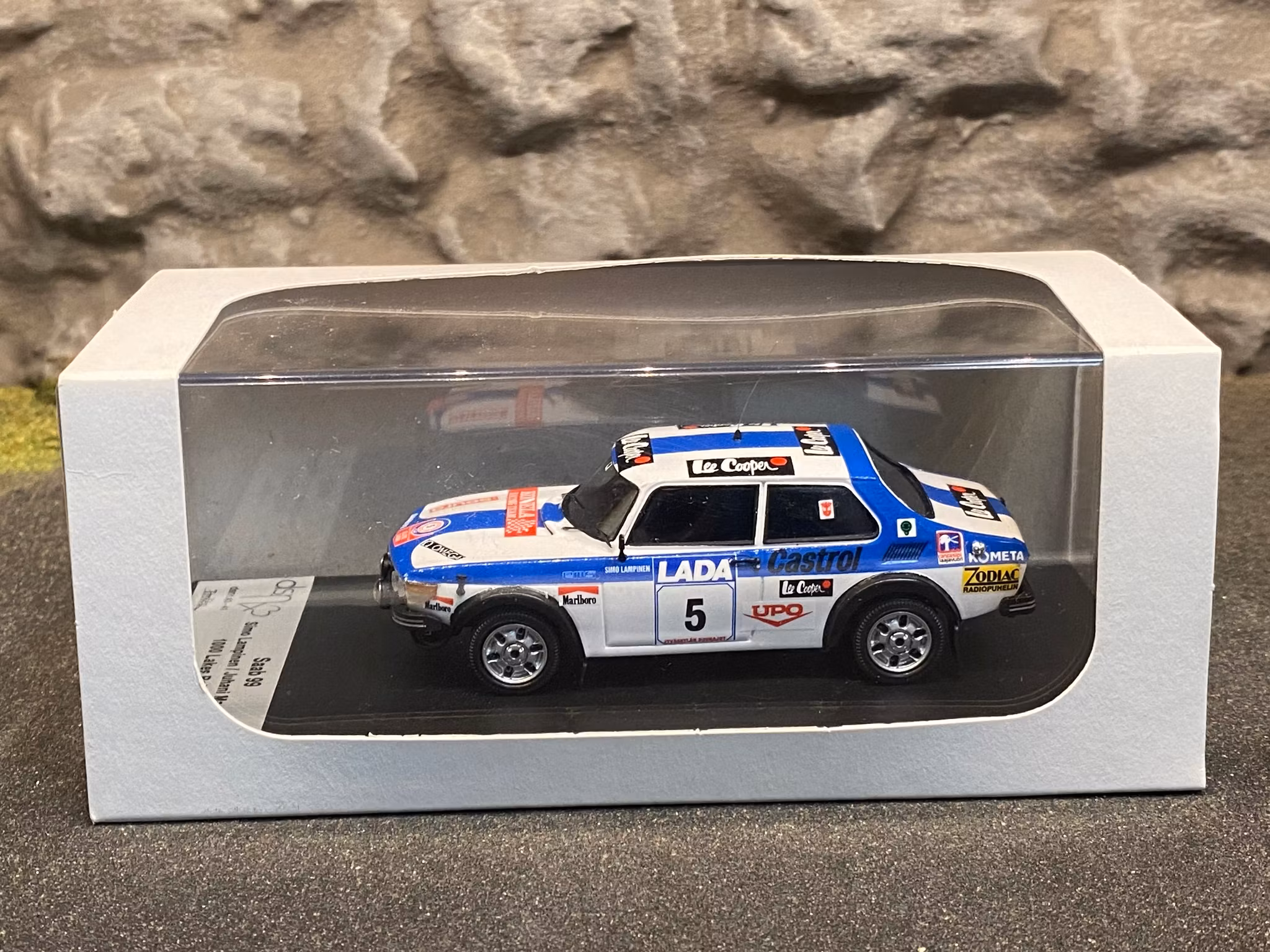 Skala 1/43 Saab 99, Simo Lampinen/Juhani Markkanen, 1000 lakes rally 77' f Troféu