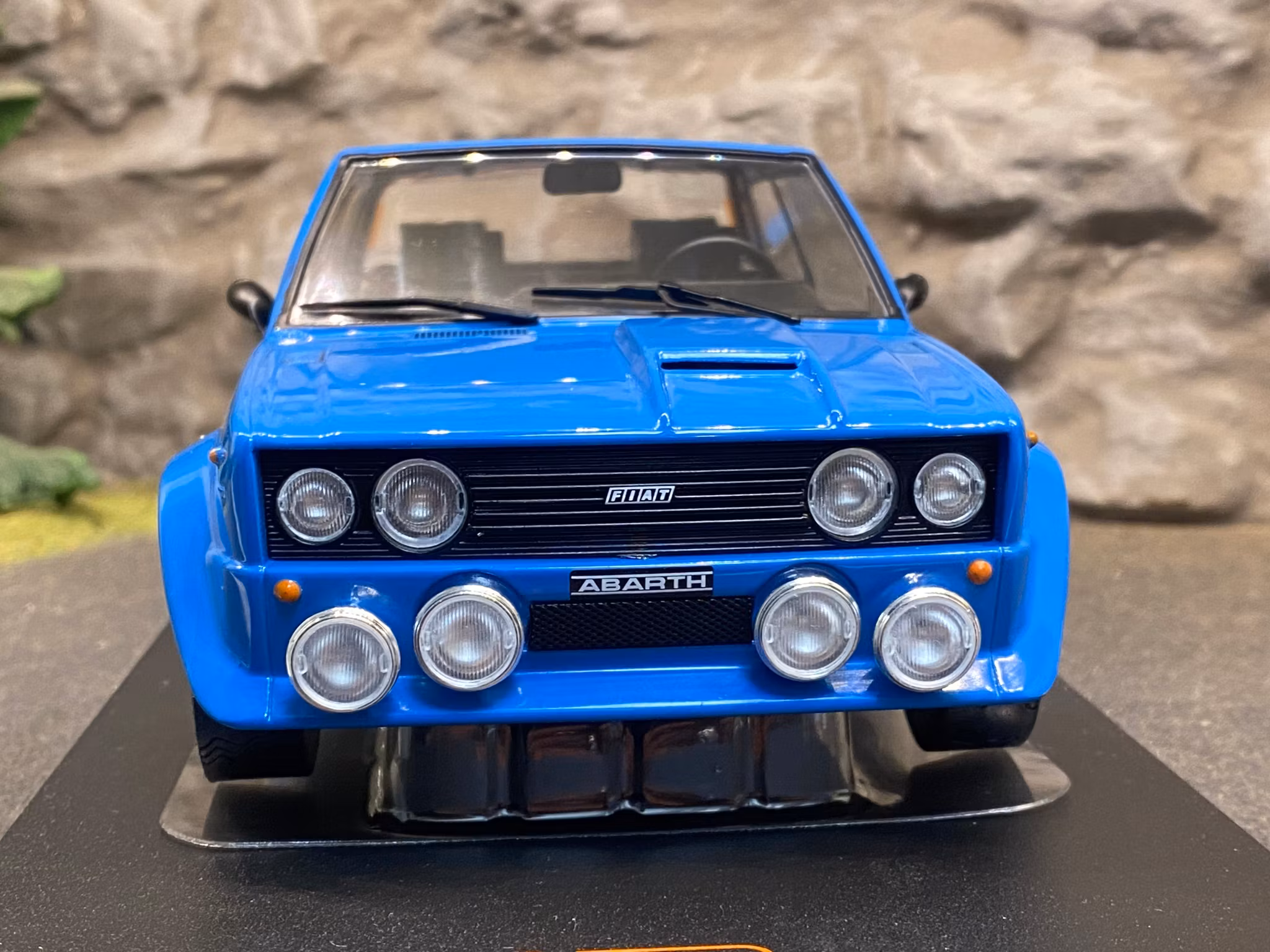 Skala 1/18 FIAT 131 Abarth 1980', Blå från IXO Models