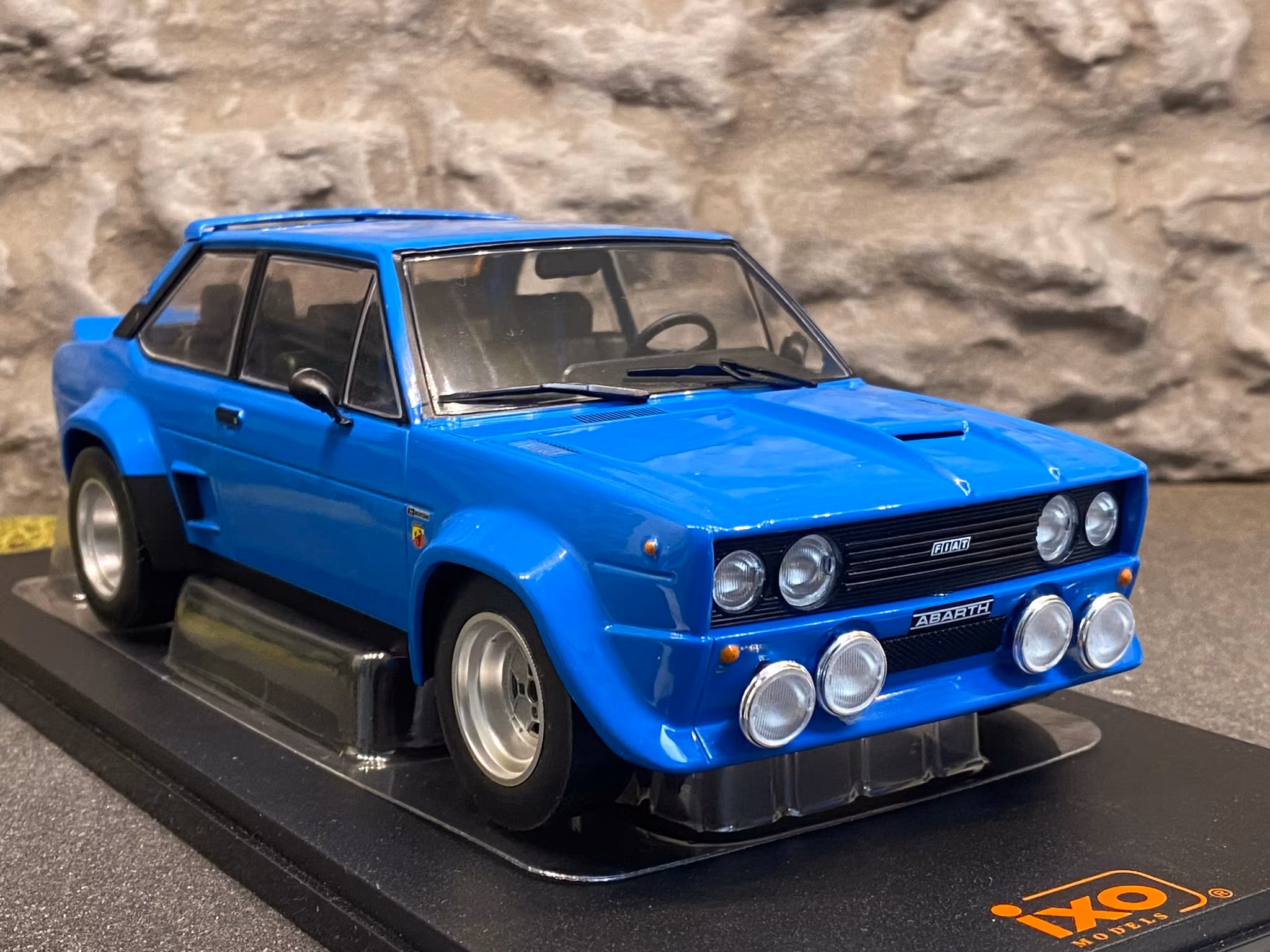 Skala 1/18 FIAT 131 Abarth 1980', Blå från IXO Models