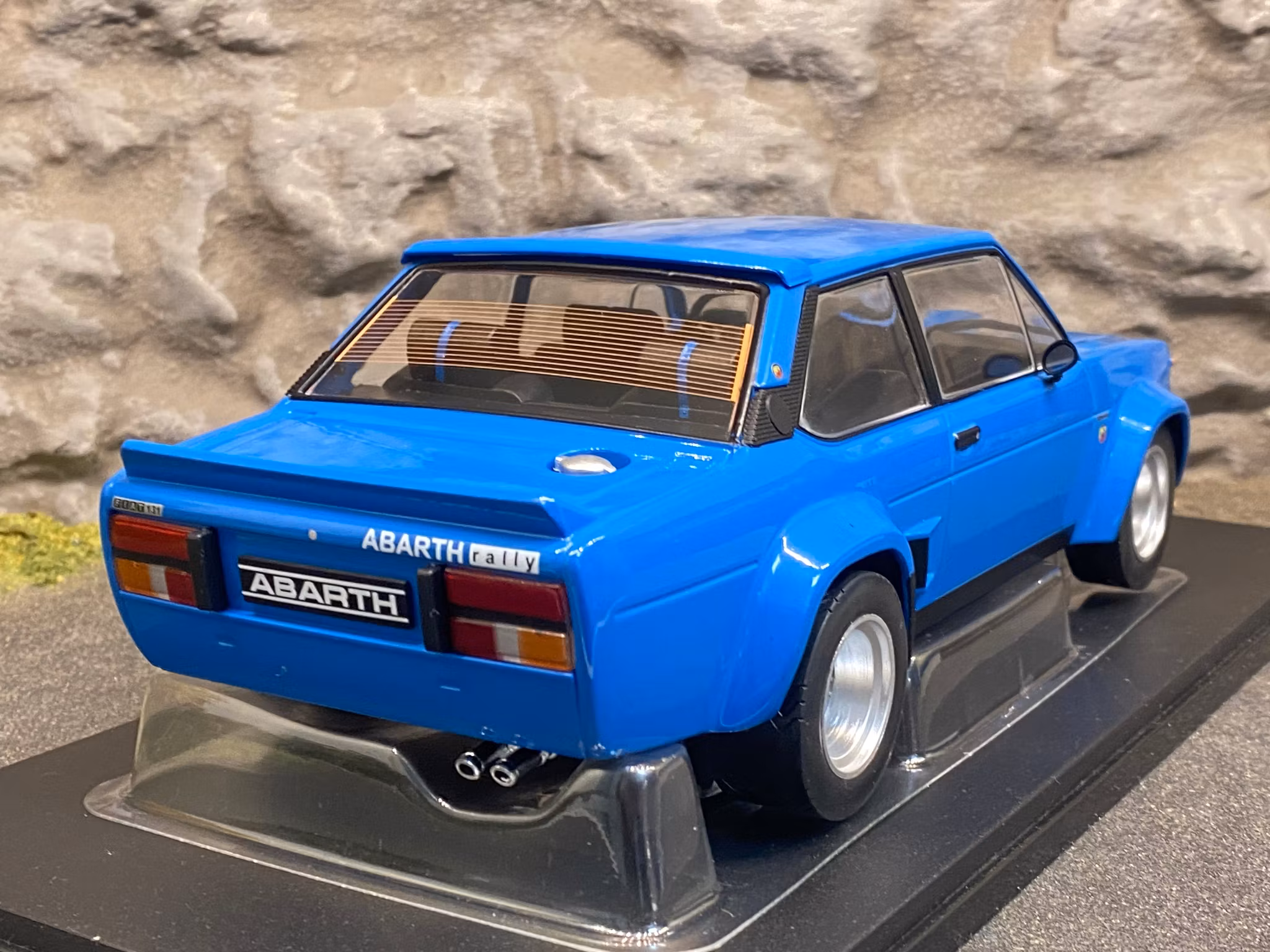 Skala 1/18 FIAT 131 Abarth 1980', Blå från IXO Models