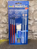 Model-set PLUS fr Revell: 3 penslar i olika storlekar, 2 pipetter, 1 färgrengöring.