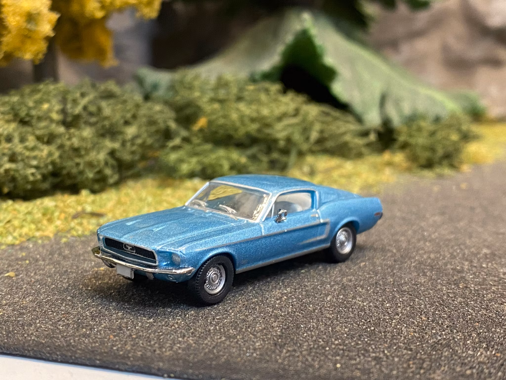 Skala 1/87 - Ford Mustang Fastback, Ljusblå metallic fr Brekina