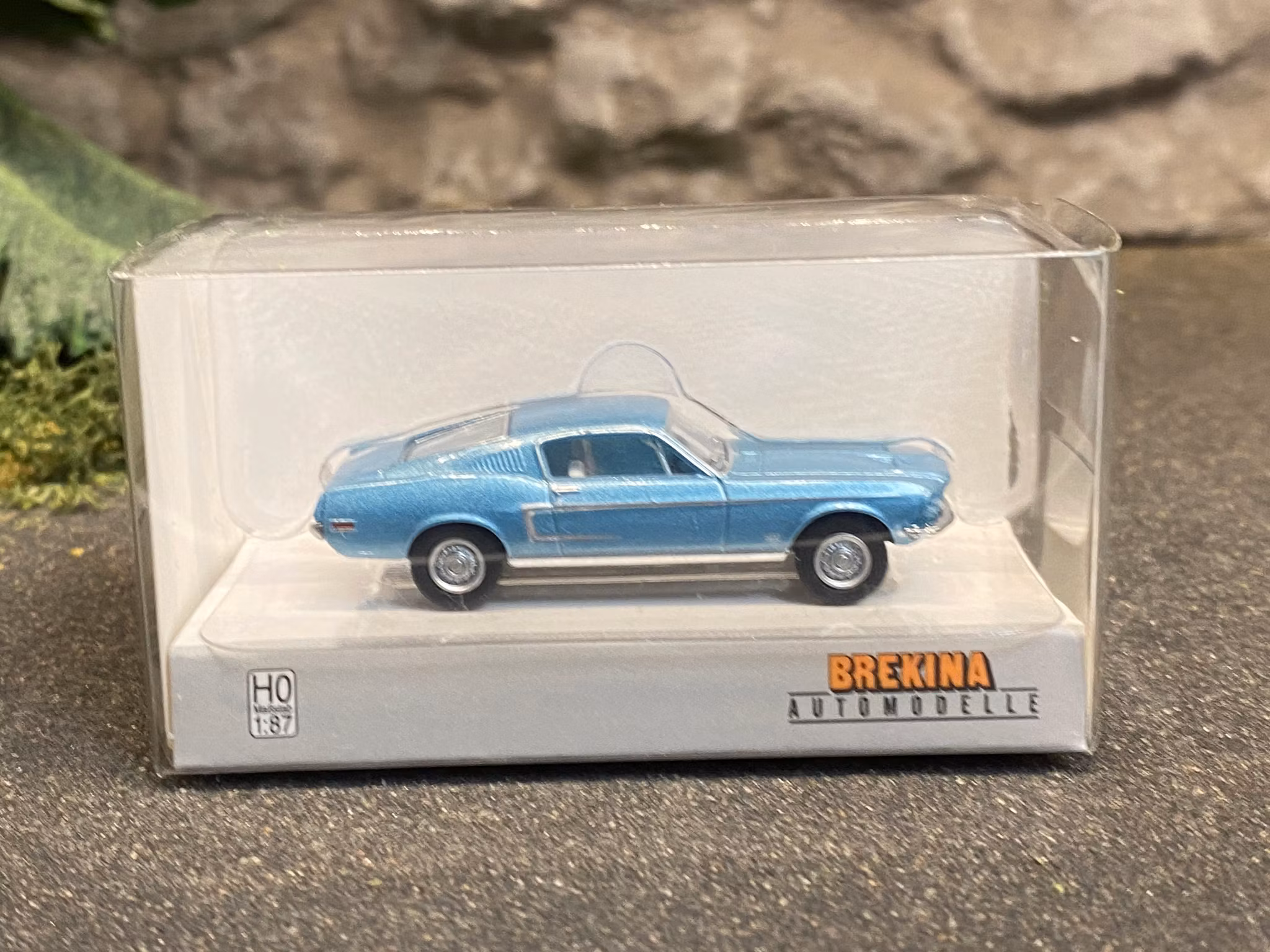 Skala 1/87 - Ford Mustang Fastback, Ljusblå metallic fr Brekina