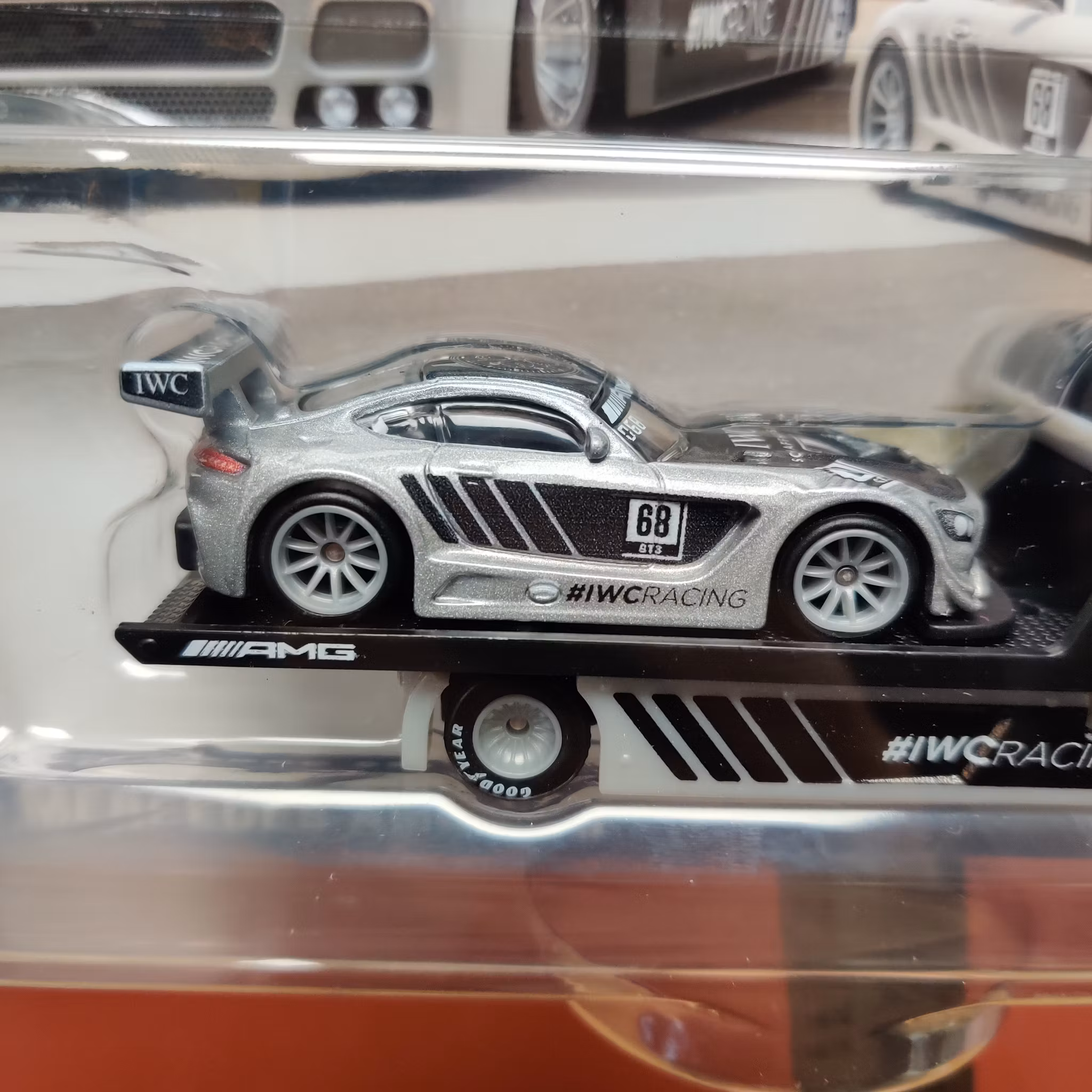 Skala 1/64 Hot Wheels PREMIUM Team Transport: Mercedes-AMG GT3 + Fleet Street