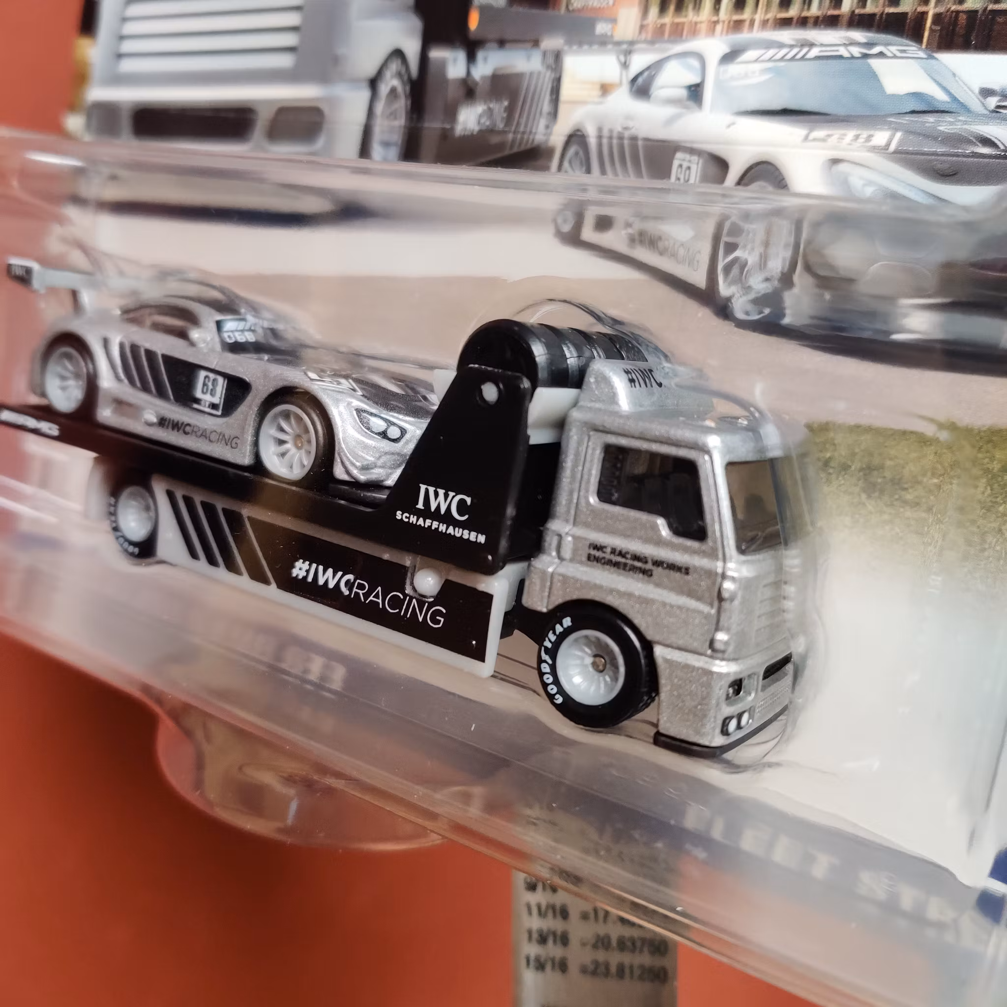 Skala 1/64 Hot Wheels PREMIUM Team Transport: Mercedes-AMG GT3 + Fleet Street