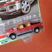 Skala 1/64 Ford F-150 Lariat 19' "Muscle Trucks" från Auto World