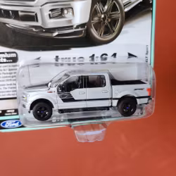 Skala 1/64 Ford F-150 XLT Sport 19' "Muscle Trucks" från Auto World Rel.5 Ver.A