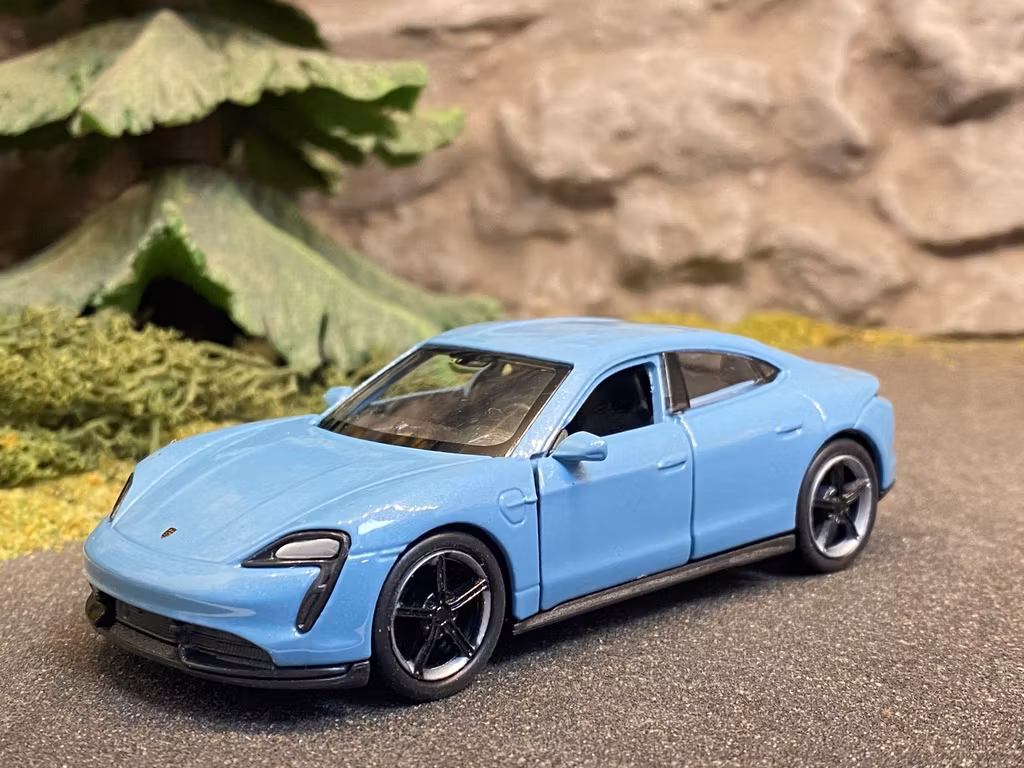 Skala 1/36 Porsche Taycan Turbo S, Ljusblå från Nex models / Welly
