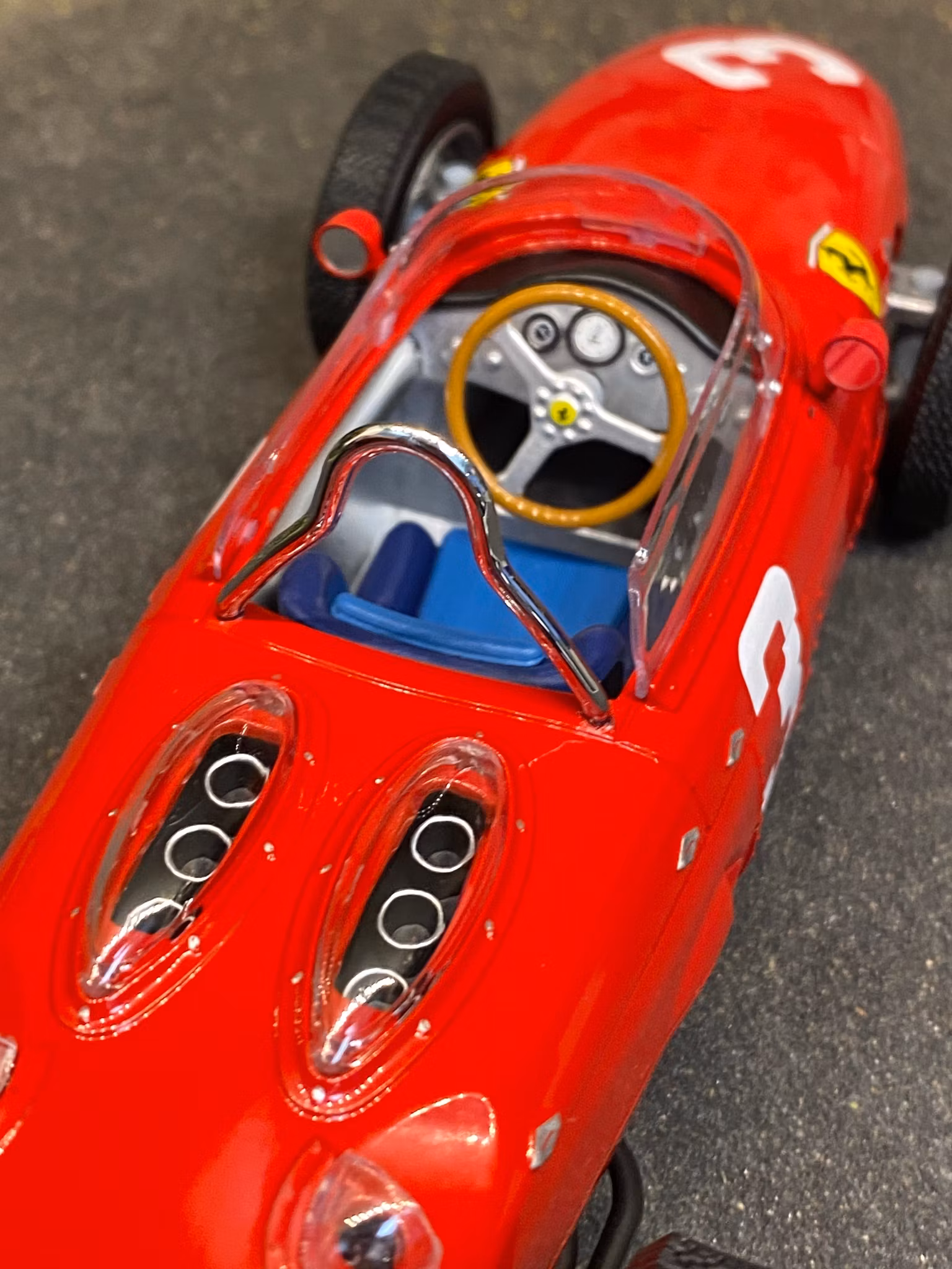 Skala 1/18 Ferrari Dino 156 Sharknose #3 F1 1961' fr CMR Classic Model Replicars