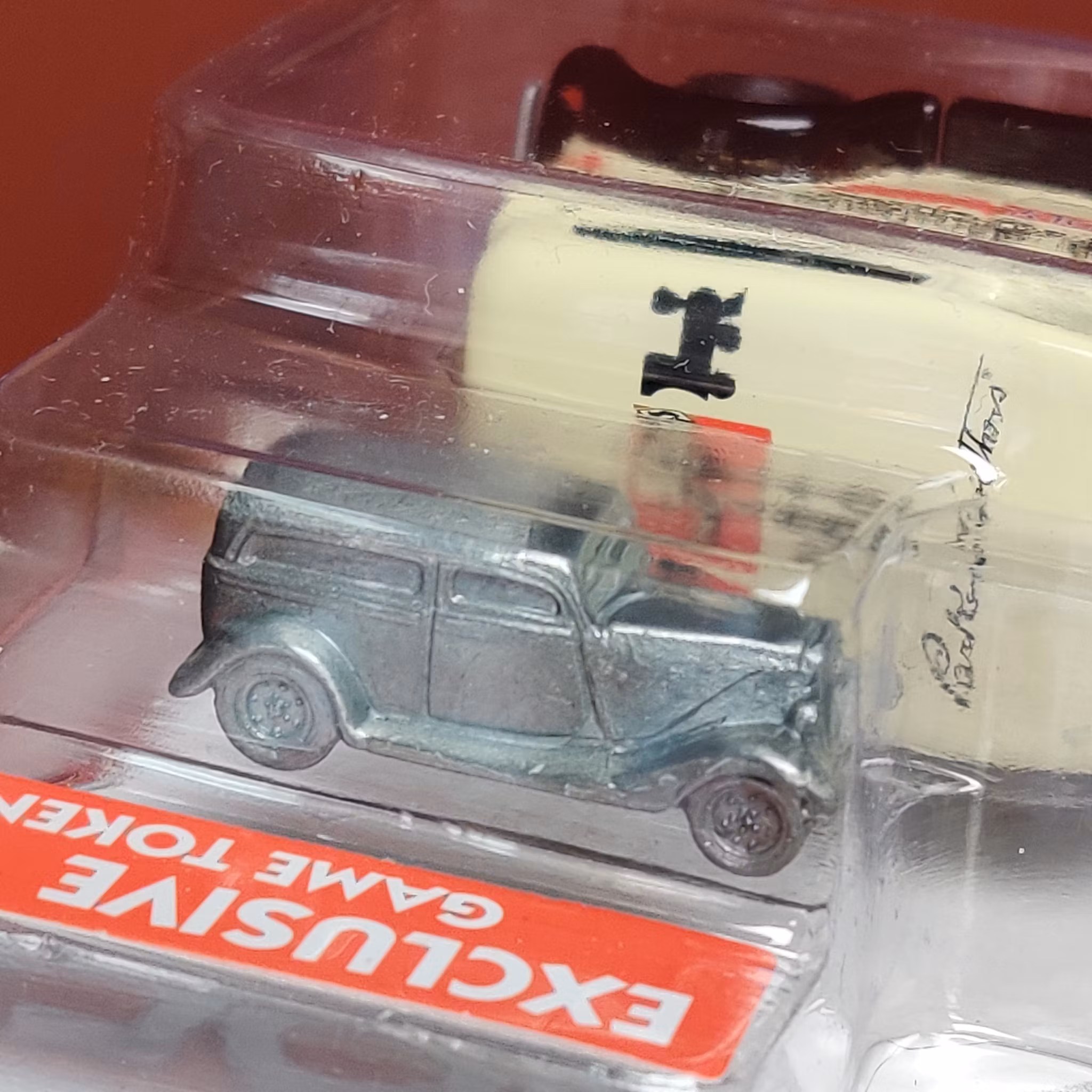 Skala 1/64 - Ford Panel Delivery 33 "MONOPOLY - POP Culture" från Johnny Lightning