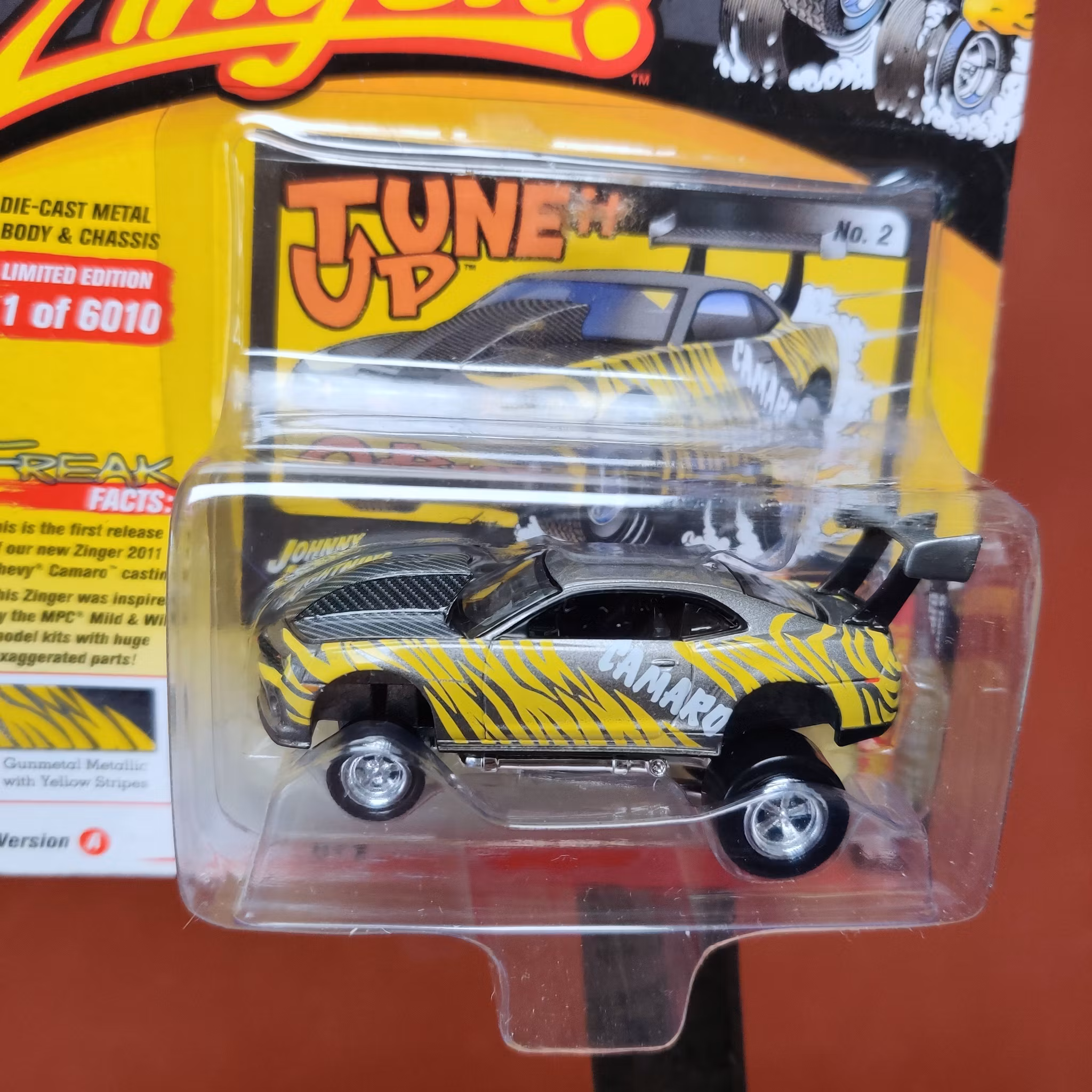 Skala 1/64 Chevy Camaro 2011 "Zingers! Street Freaks" fr Johnny Lightning