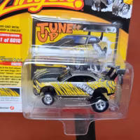 Skala 1/64 Chevy Camaro 2011 "Zingers! Street Freaks" fr Johnny Lightning