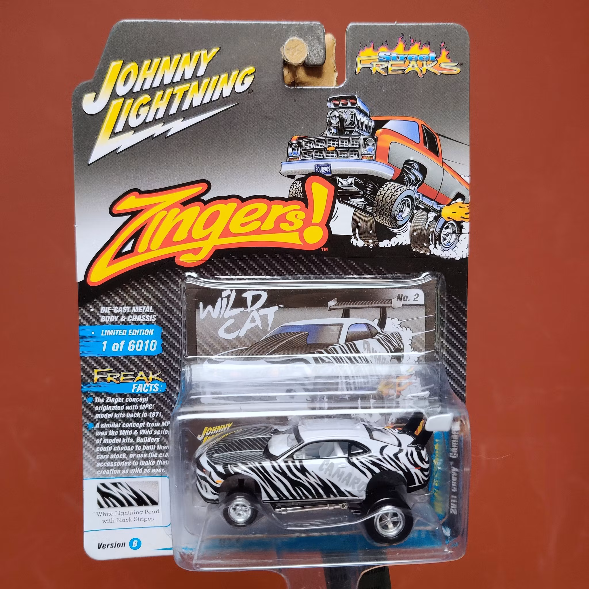 Skala 1/64 Chevy Camaro 2011 "Zingers! Street Freaks" fr Johnny Lightning