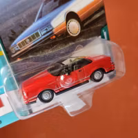 Skala 1/64 Cadillac Allanté kabriolet 92' Classic Gold Collection från Johnny Lightning