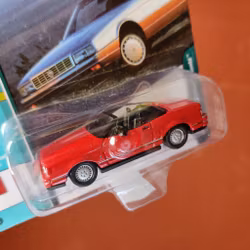 Skala 1/64 Cadillac Allanté kabriolet 92' Classic Gold Collection från Johnny Lightning