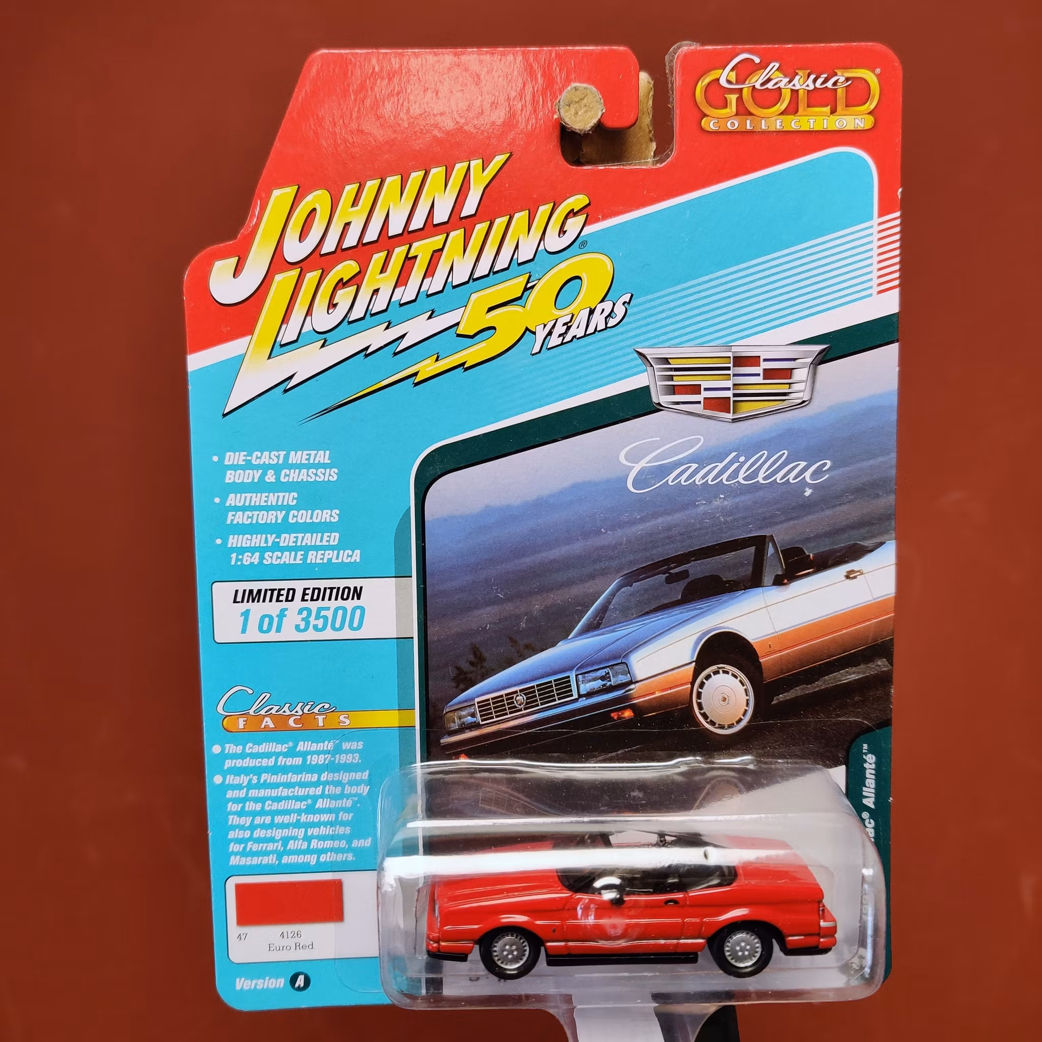 Skala 1/64 Cadillac Allanté kabriolet 92' Classic Gold Collection från Johnny Lightning