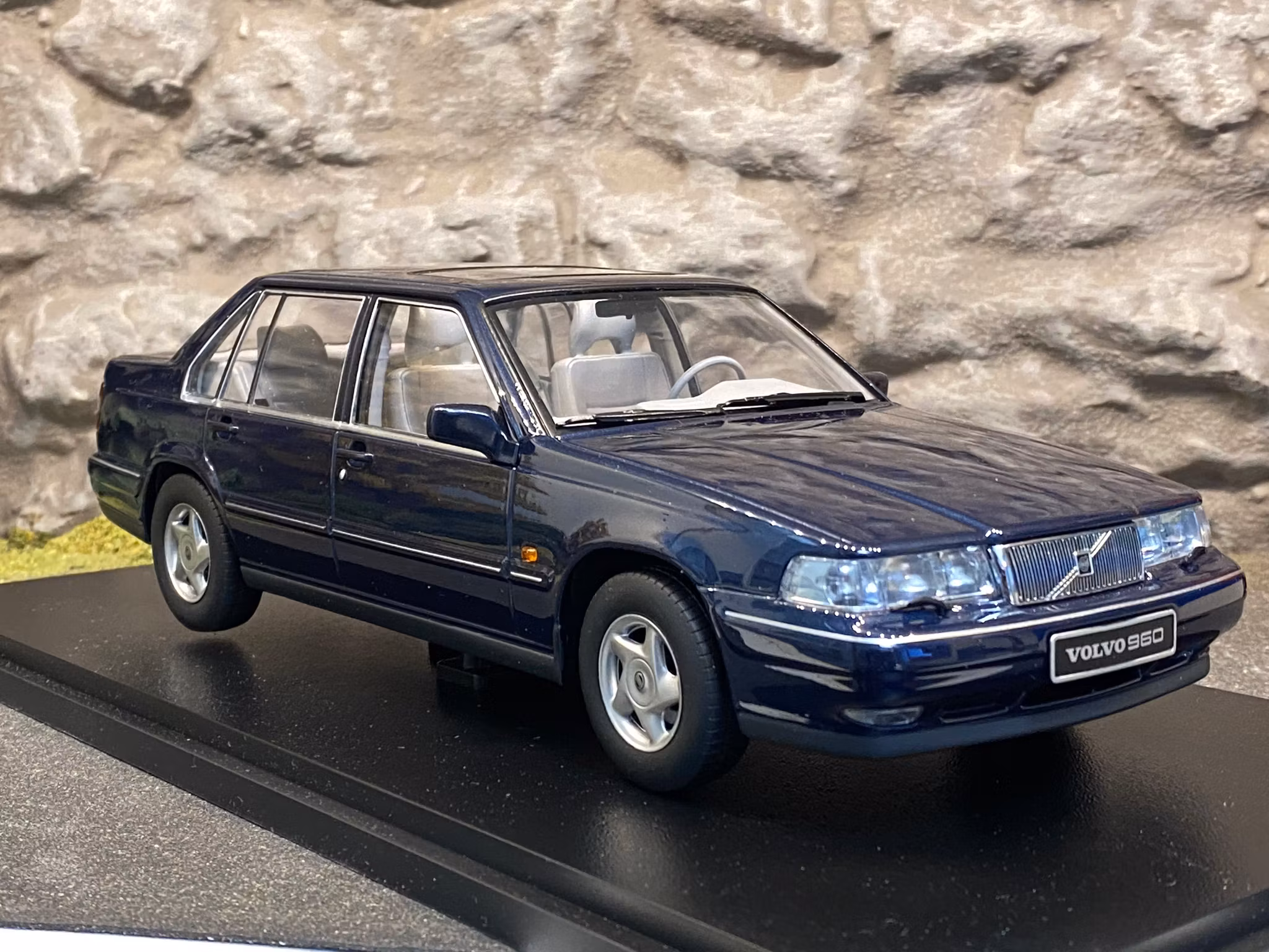 Skala 1/18 Volvo 960, Nautic Blue pearl fr Triple9 Collection