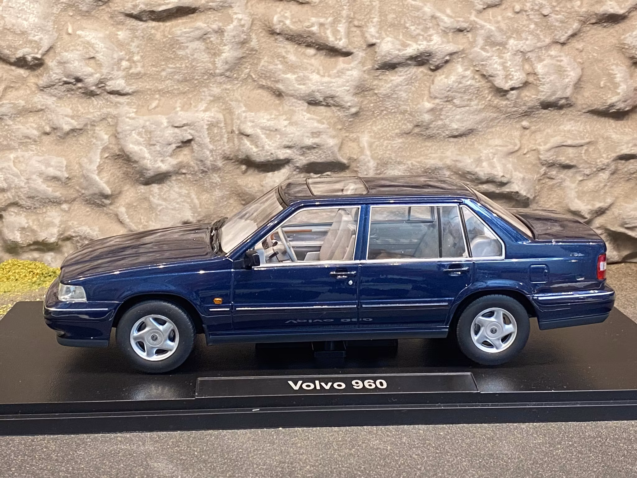 Skala 1/18 Volvo 960, Nautic Blue pearl fr Triple9 Collection