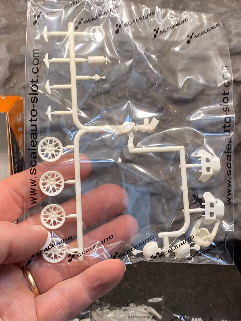 Skala 1/32 Scaleauto Byggsats av Analog Bil t Bilbana: AUDI LMS GT3 ADAC GT, kit with decals.