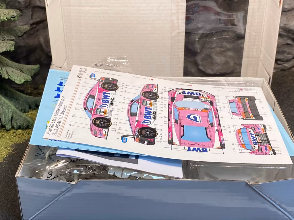 Skala 1/32 Scaleauto Byggsats av Analog Bil t Bilbana: AUDI LMS GT3 ADAC GT, kit with decals.