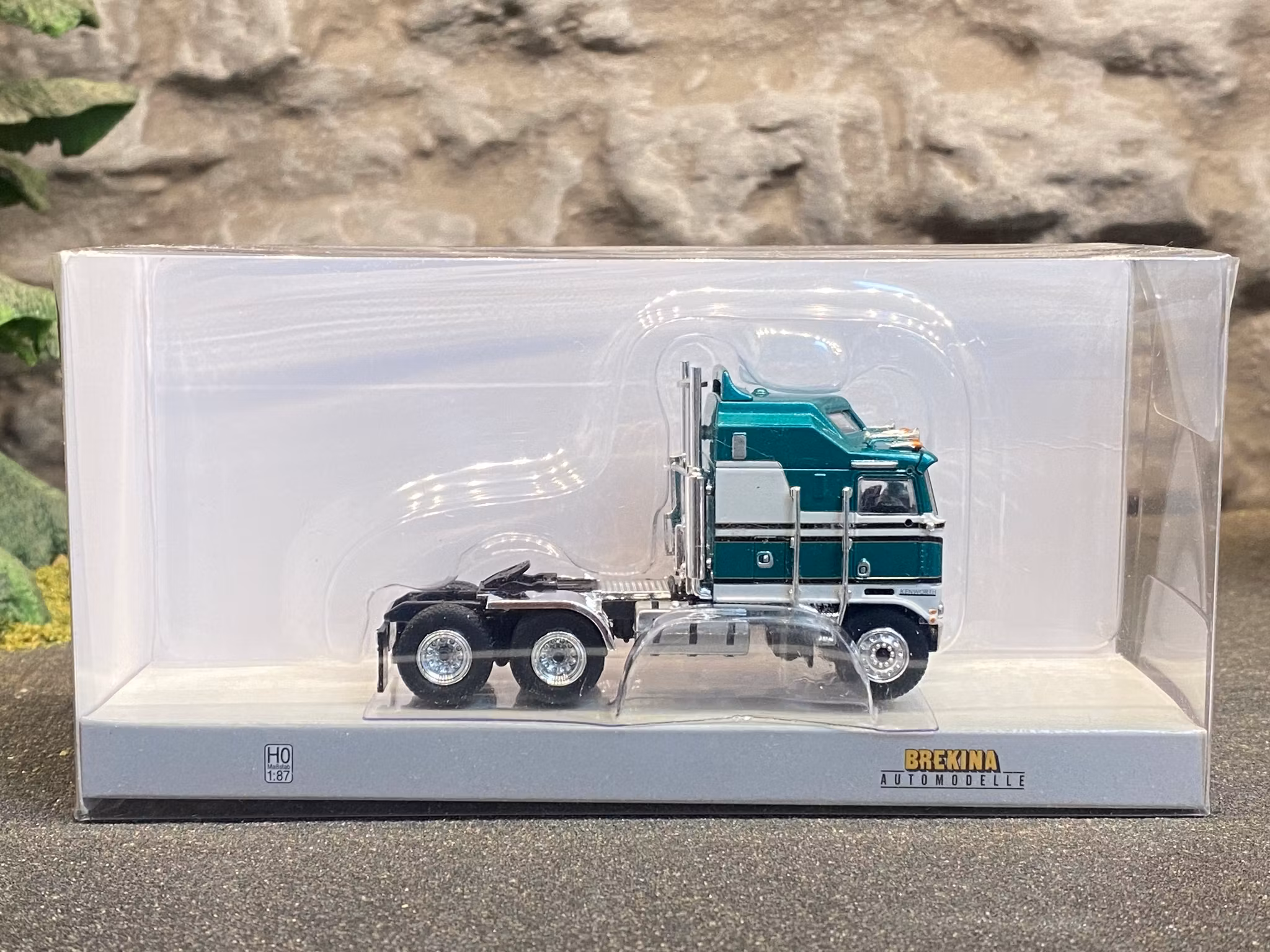 Skala 1/87 Kenworth K 100 Aerodyne Turkosgrön/vit  från Brekina