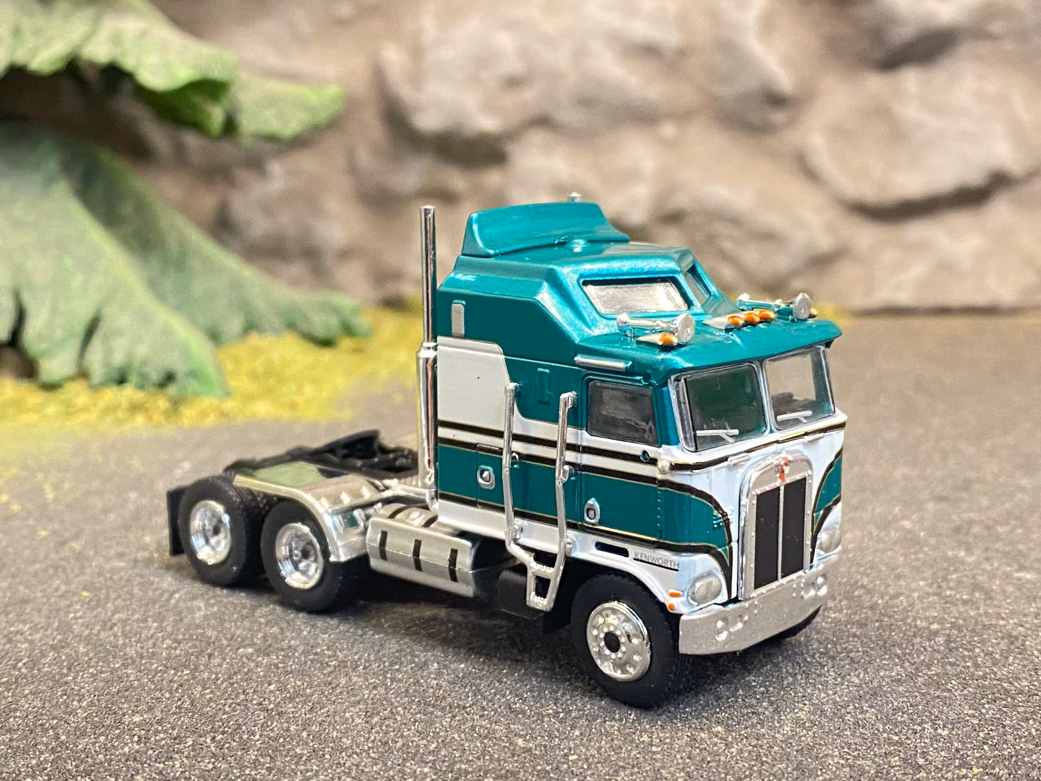 Skala 1/87 Kenworth K 100 Aerodyne Turkosgrön/vit  från Brekina
