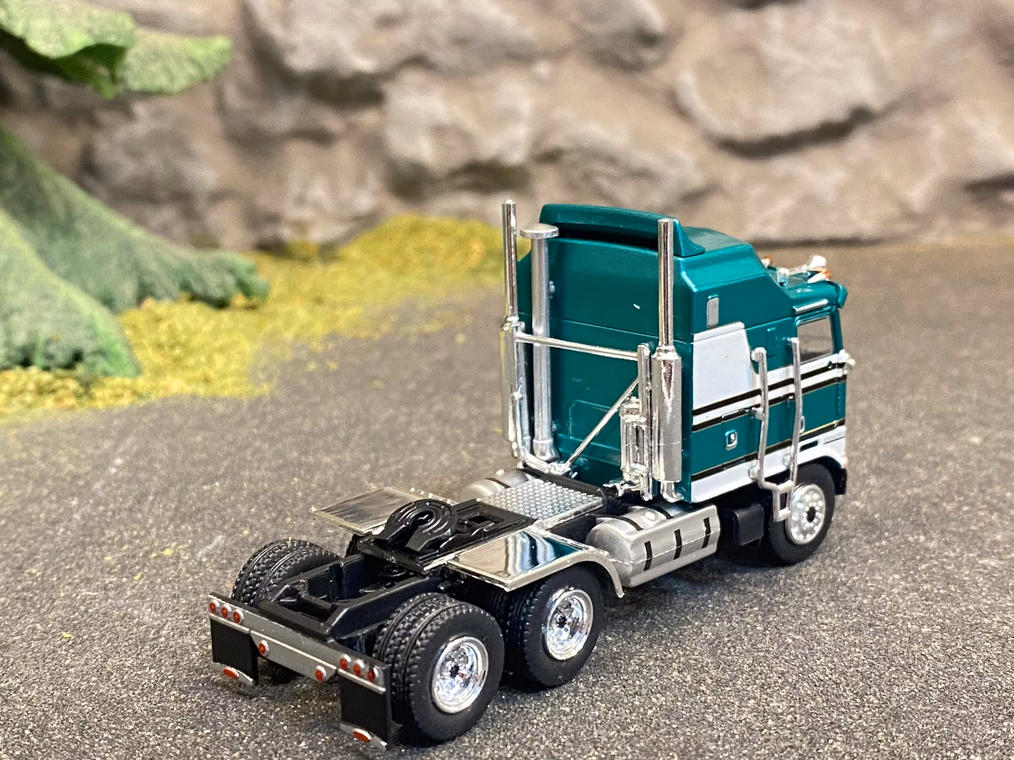 Skala 1/87 Kenworth K 100 Aerodyne Turkosgrön/vit  från Brekina