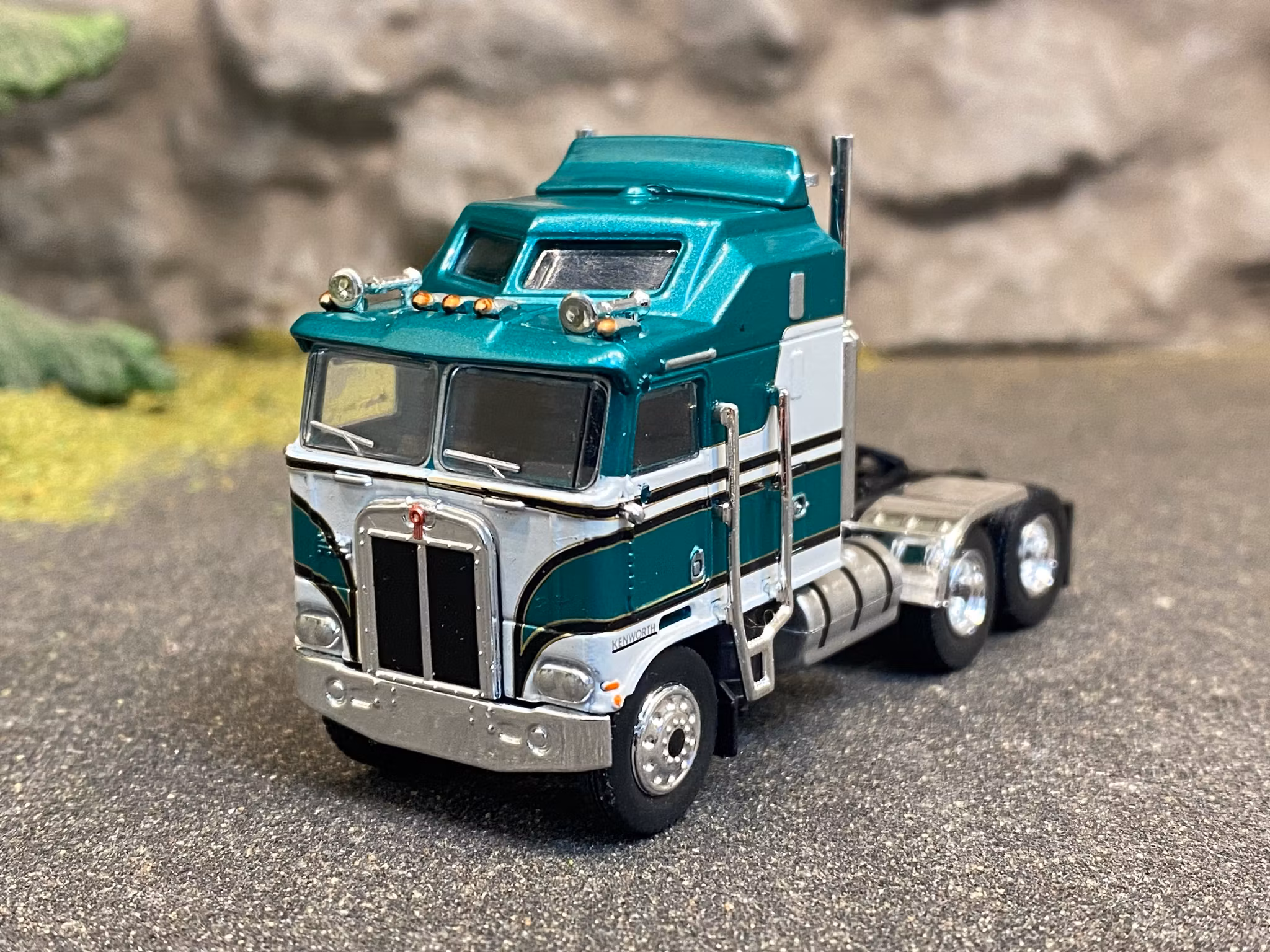 Skala 1/87 Kenworth K 100 Aerodyne Turkosgrön/vit  från Brekina