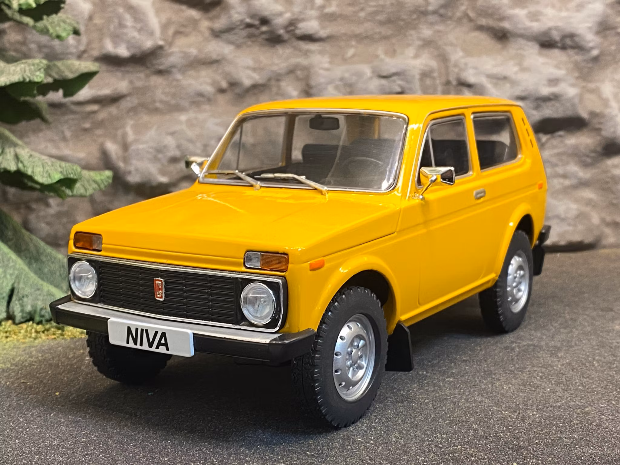 Skala 1/18 Lada Niva, Orange fr MCG Model Car Group