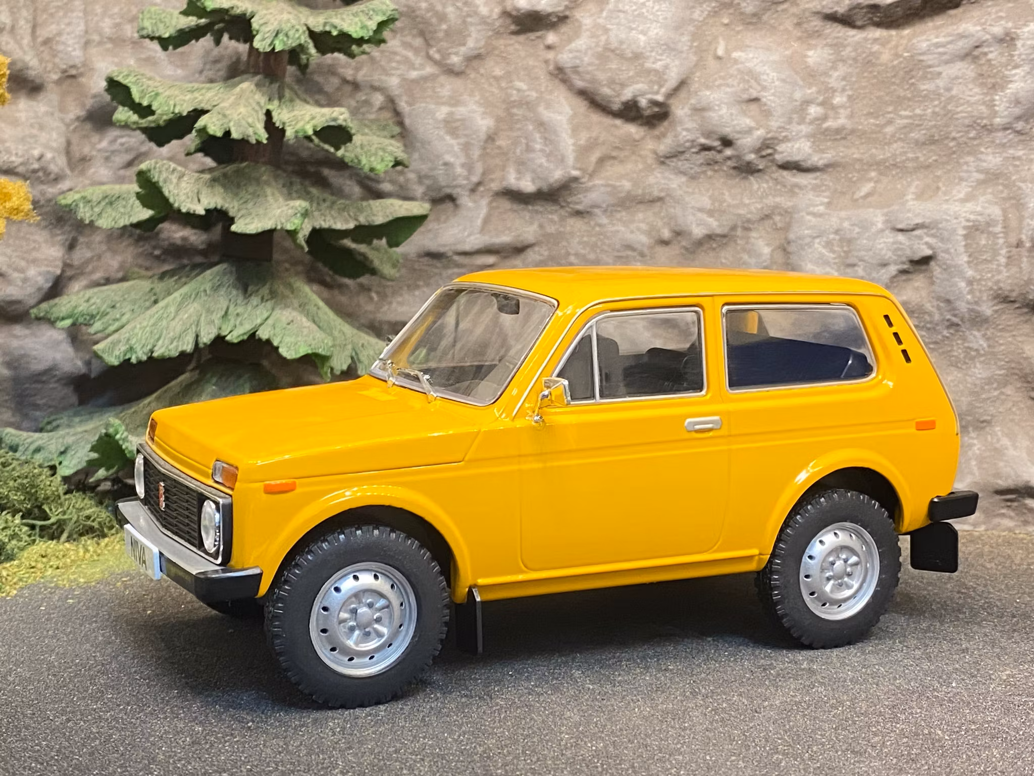 Skala 1/18 Lada Niva, Orange fr MCG Model Car Group