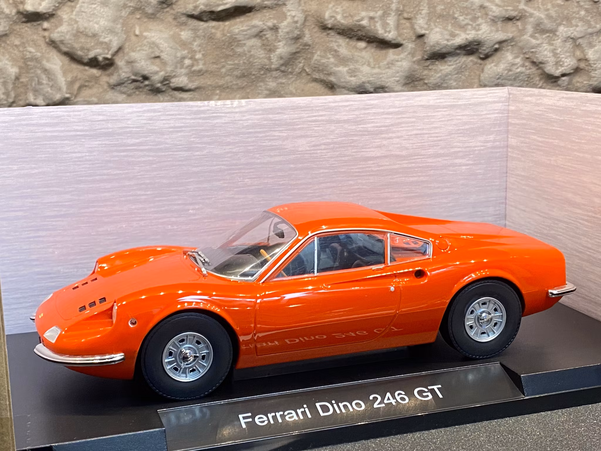 Skala 1/18 Ferrari Dino 246 GT fr MCG Model Car Group