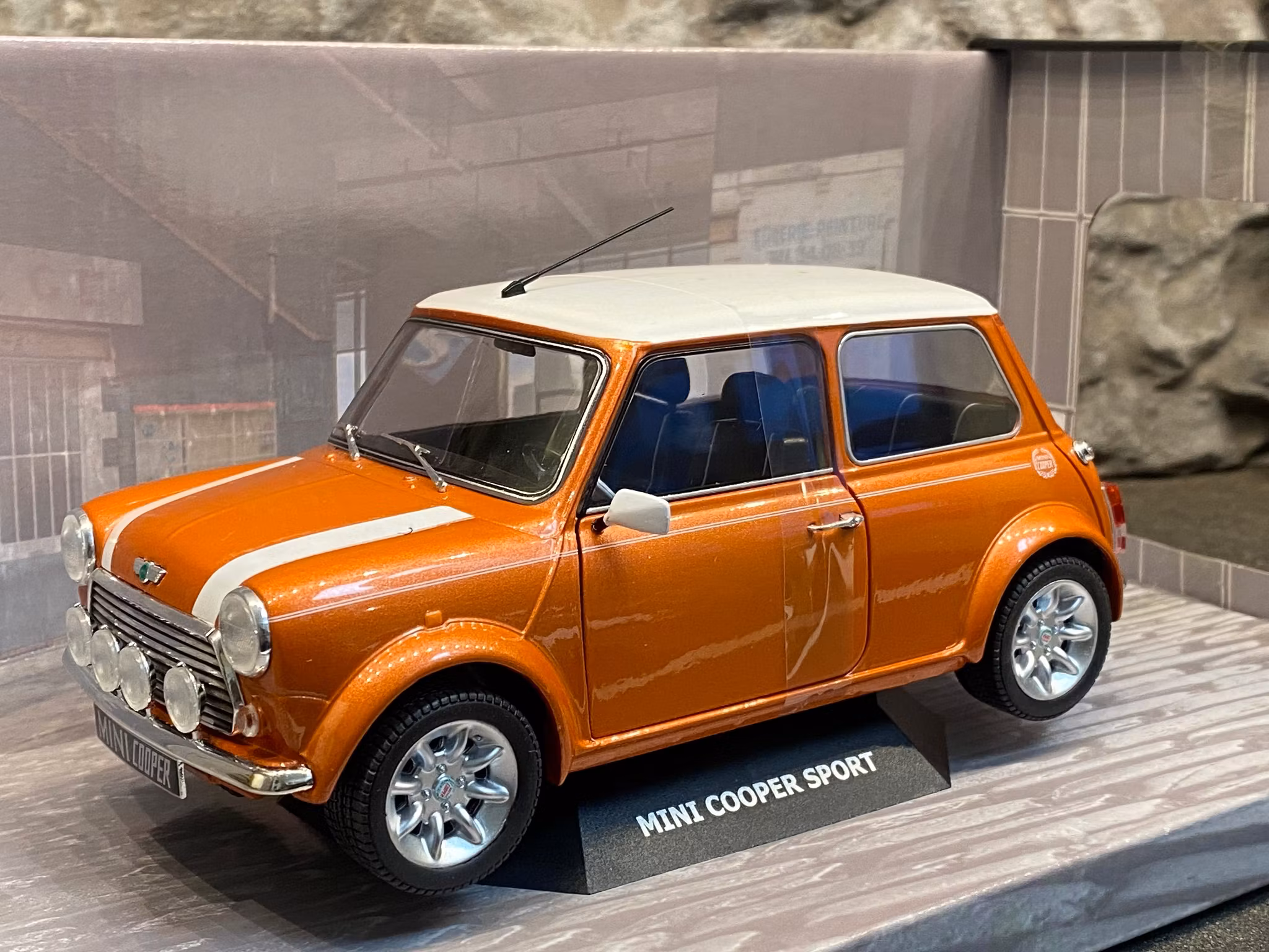 Skala 1/18 MINI COOPER SPORT – VOLCANO ORANGE – 1998, fr Solido