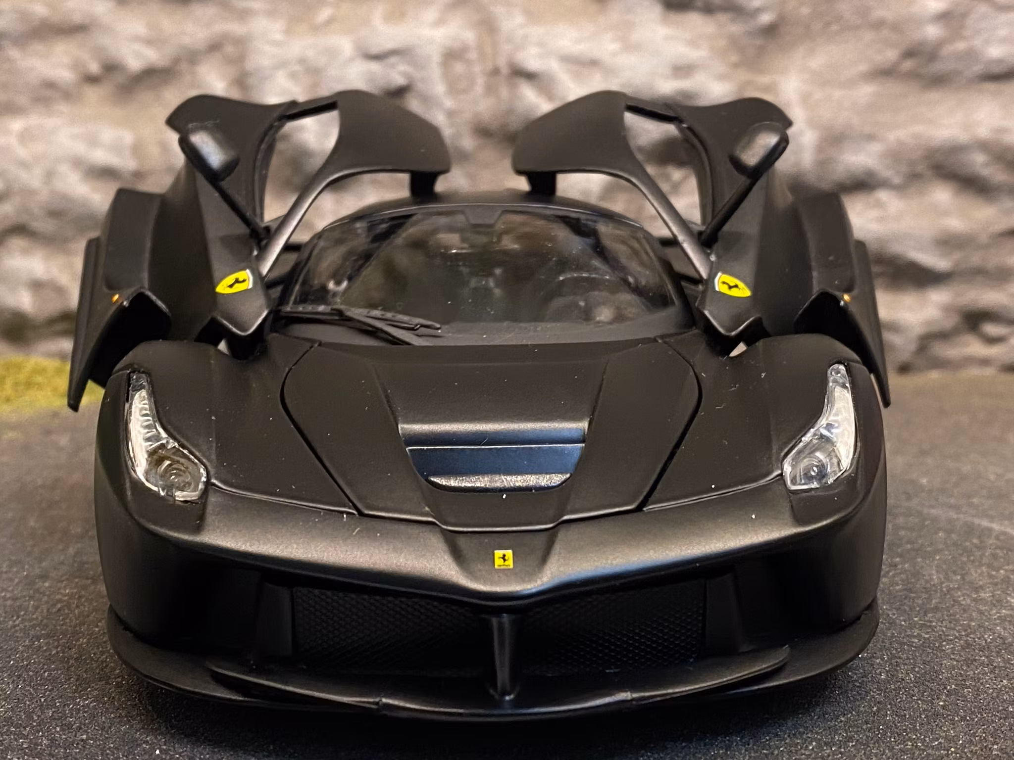 Skala 1/18 2014 La Ferrari "Deluxe Signature Series", Matt svart från Bburago