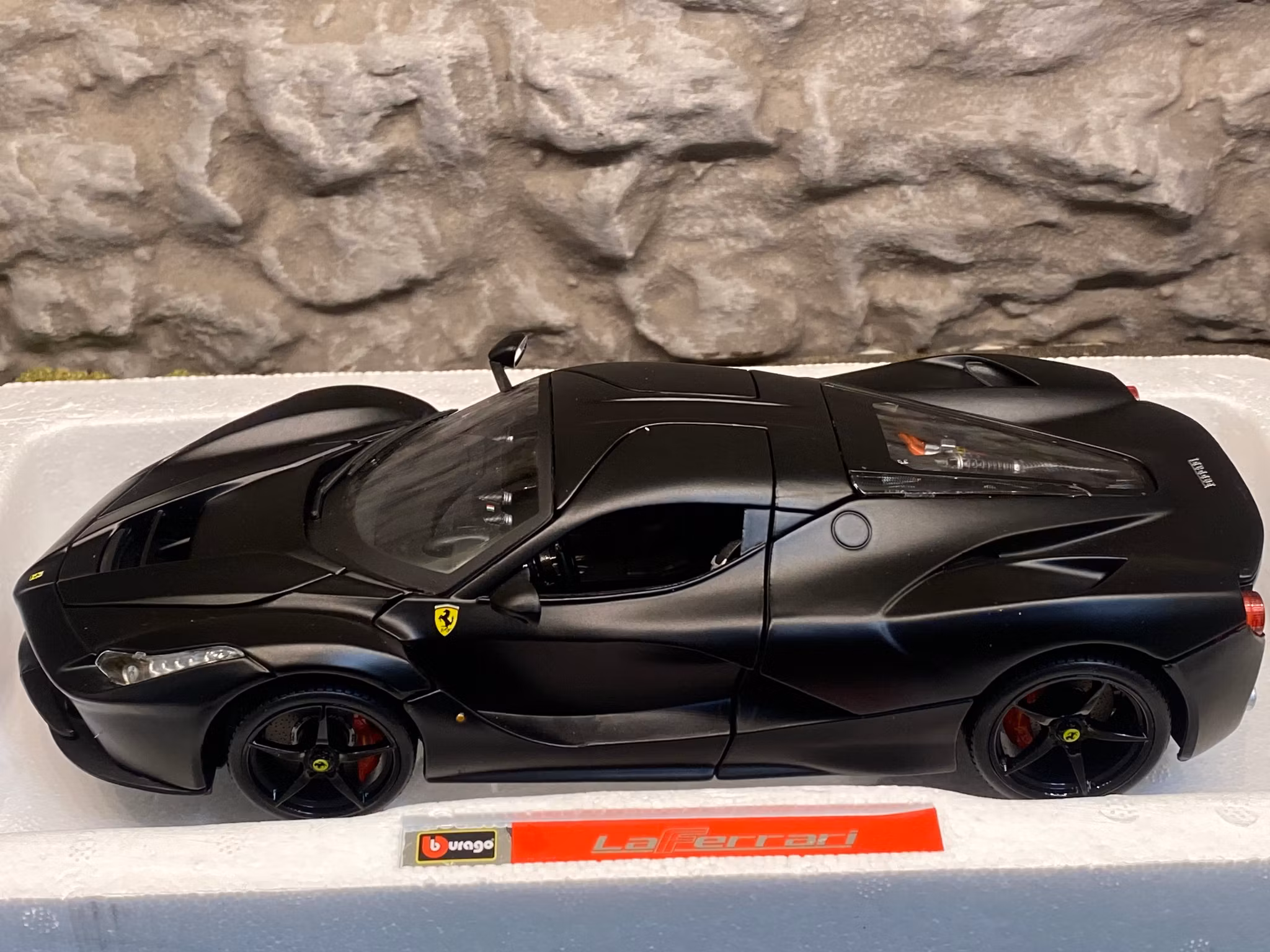 Skala 1/18 2014 La Ferrari "Deluxe Signature Series", Matt svart från Bburago
