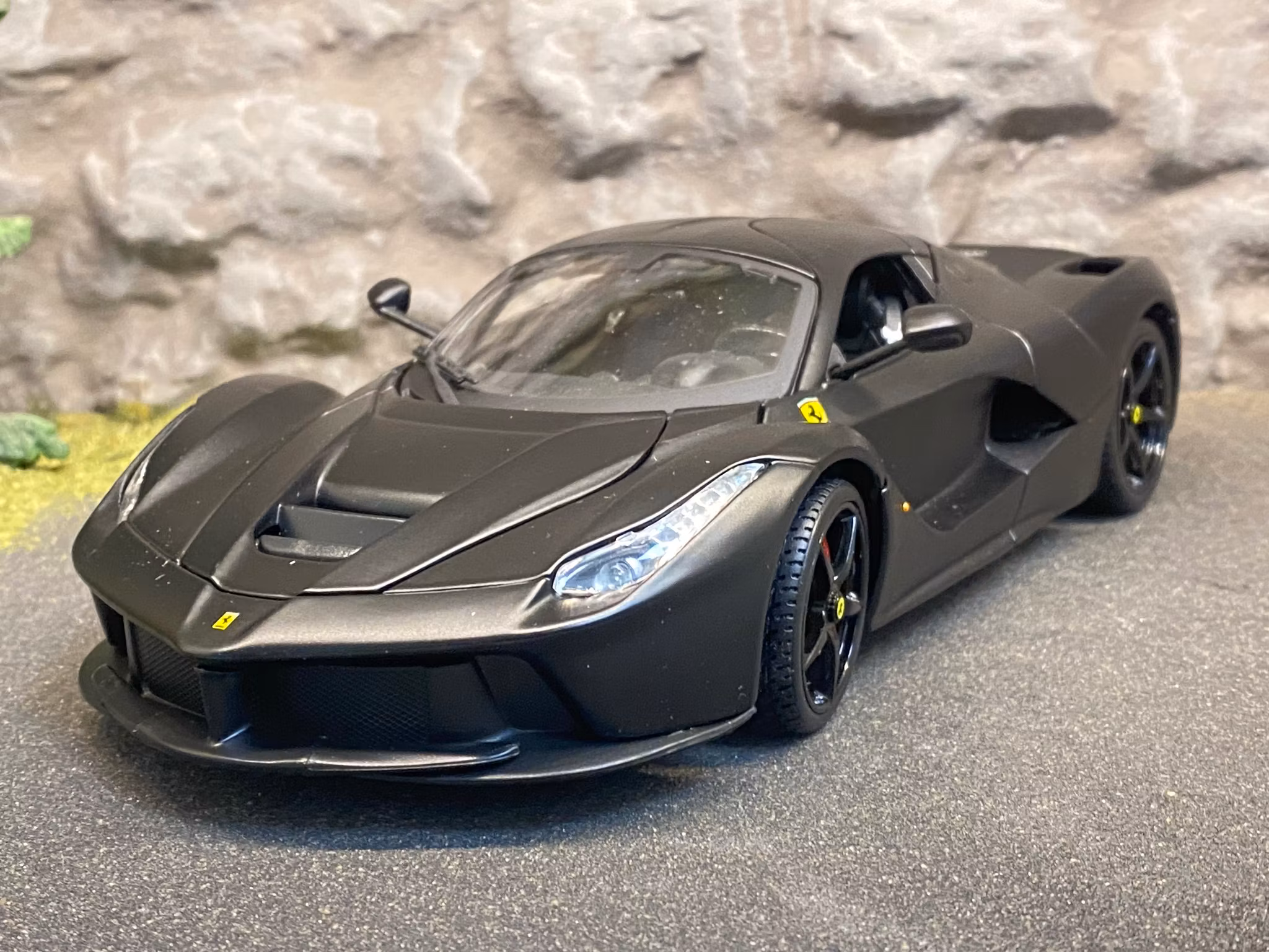 Skala 1/18 2014 La Ferrari "Deluxe Signature Series", Matt svart från Bburago