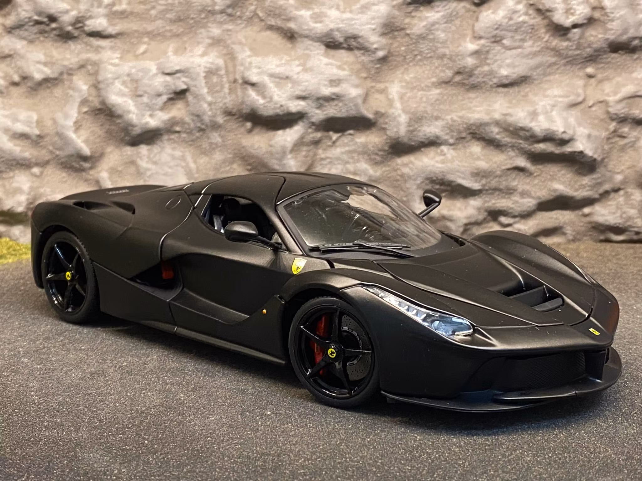 Skala 1/18 2014 La Ferrari "Deluxe Signature Series", Matt svart från Bburago