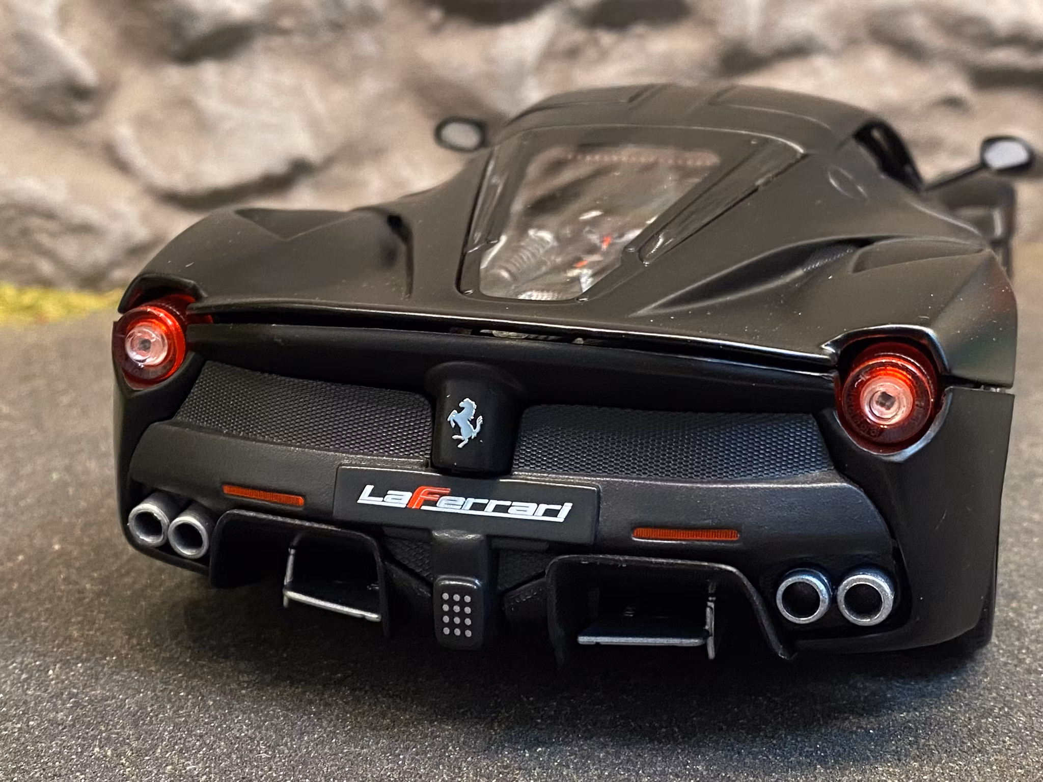 Skala 1/18 2014 La Ferrari "Deluxe Signature Series", Matt svart från Bburago