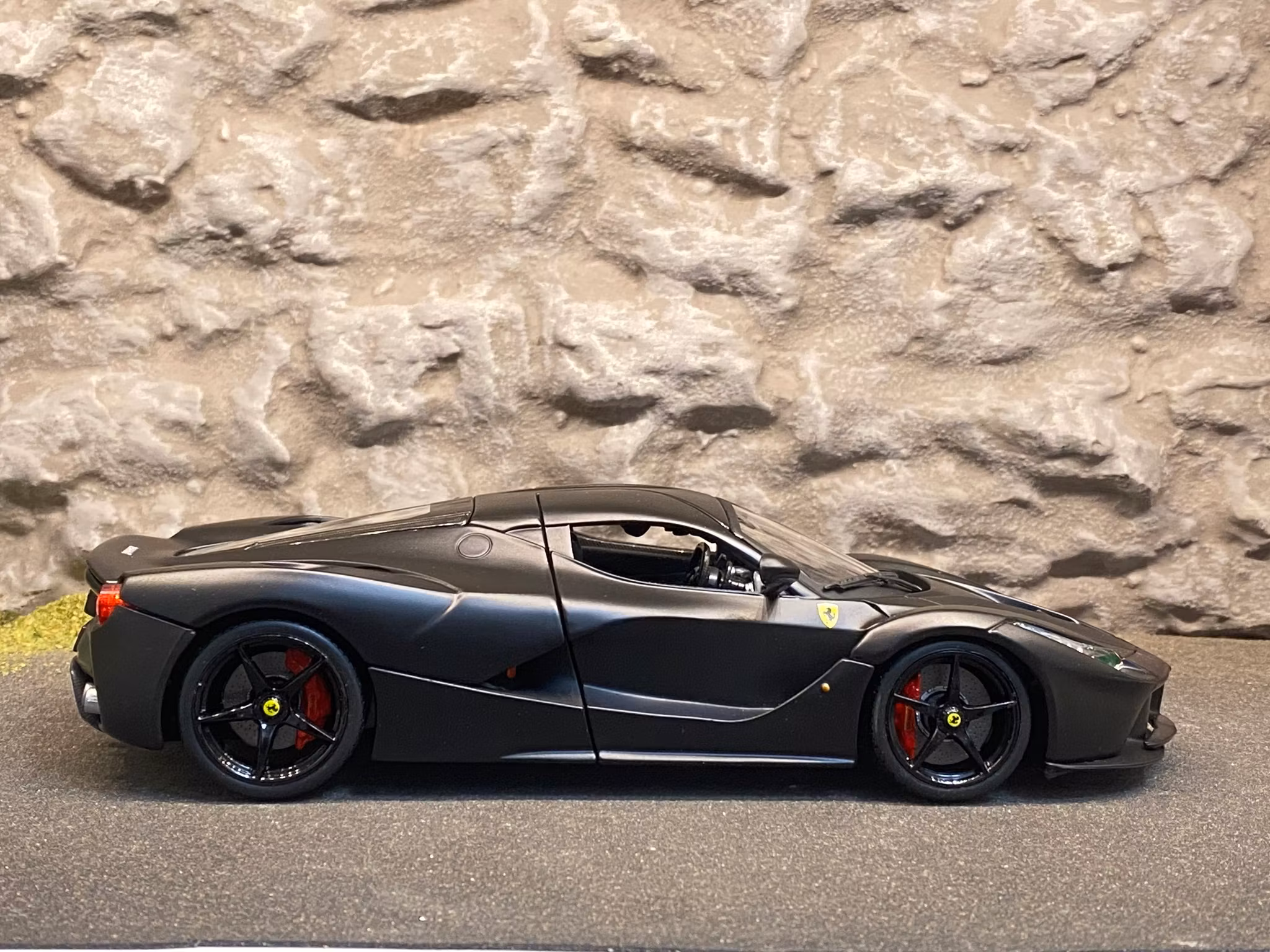 Skala 1/18 2014 La Ferrari "Deluxe Signature Series", Matt svart från Bburago