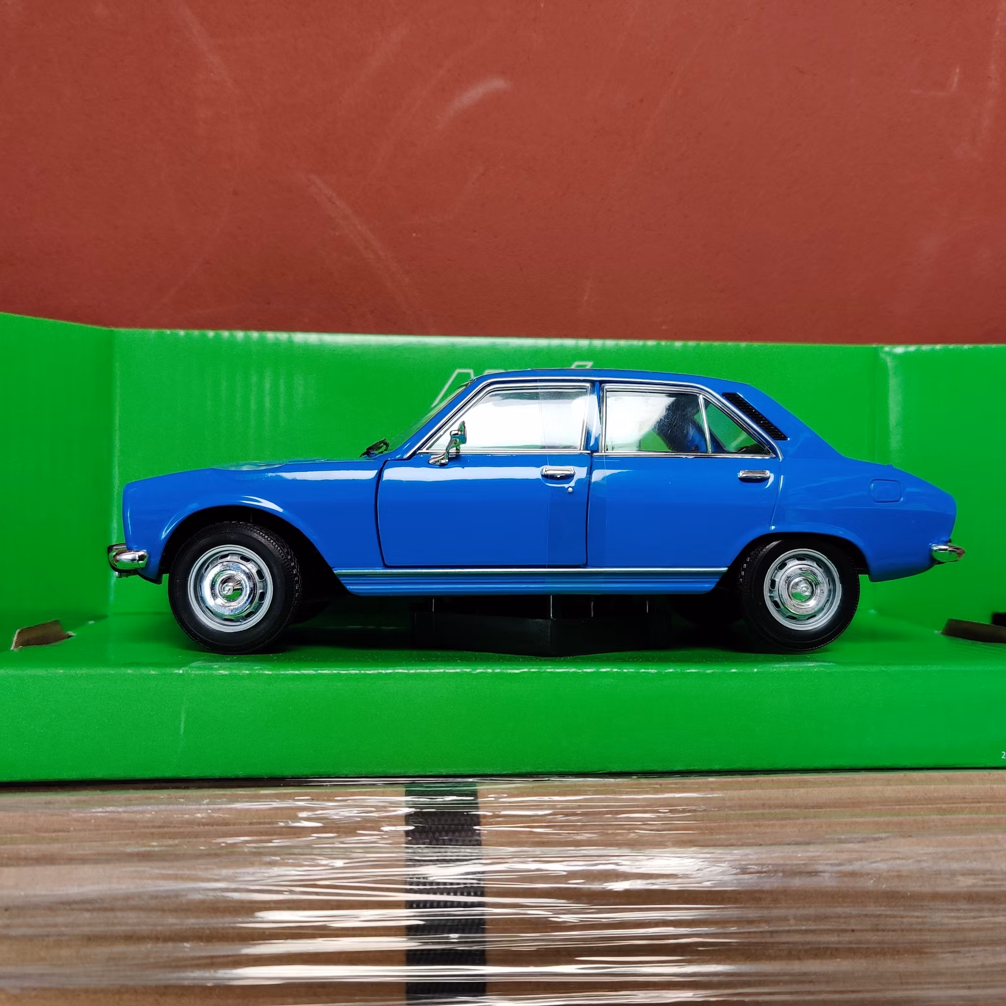 Scale 1/24: Peugeot 504 sedan 75, Blue, from Welly Nex Models
