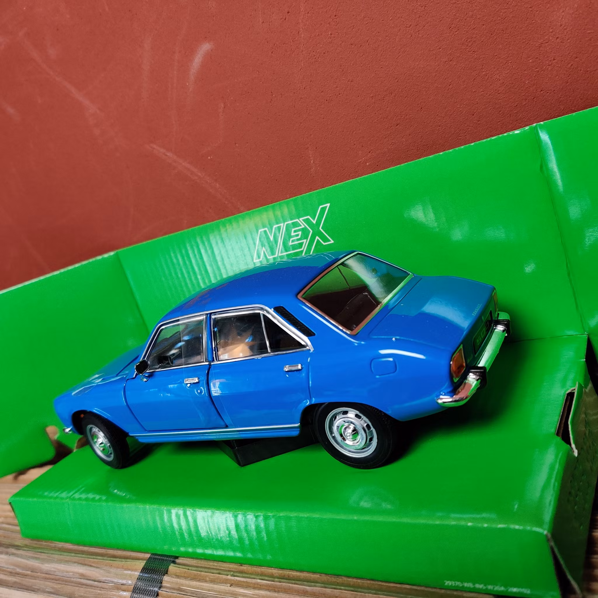 Scale 1/24: Peugeot 504 sedan 75, Blue, from Welly Nex Models