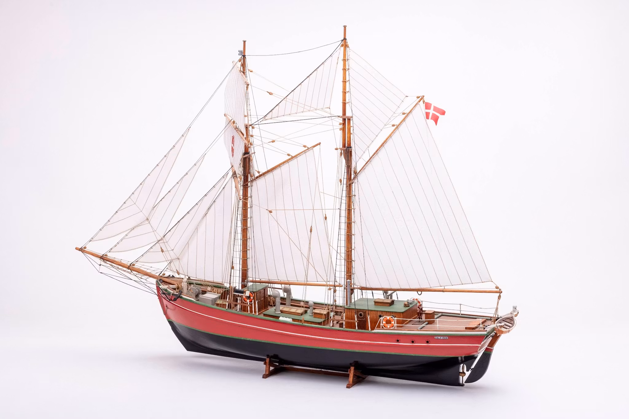 Skala 1/50 Byggmodell av BB578 Lilla Dan med Träskrov - från Billing Boats