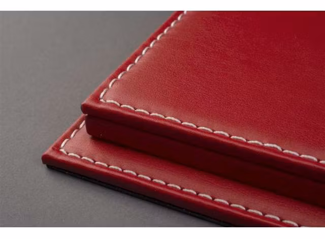 Skala 1/8 Elegant Display Case m rött läder för t.ex Volvo Amazon 122S från Atlantic