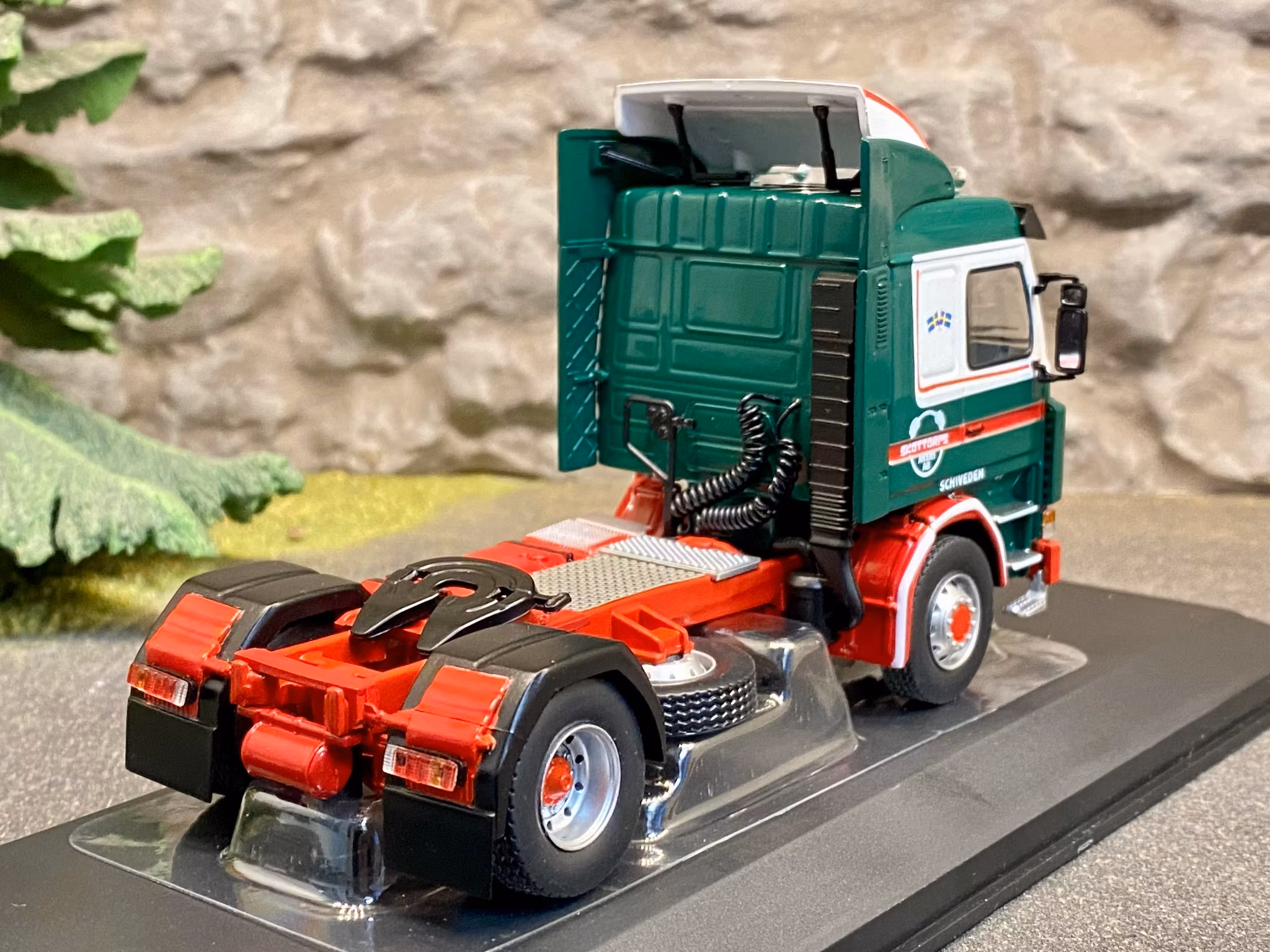 Skala 1/43 Scania 142 M, Green/white/red fr IXO Models