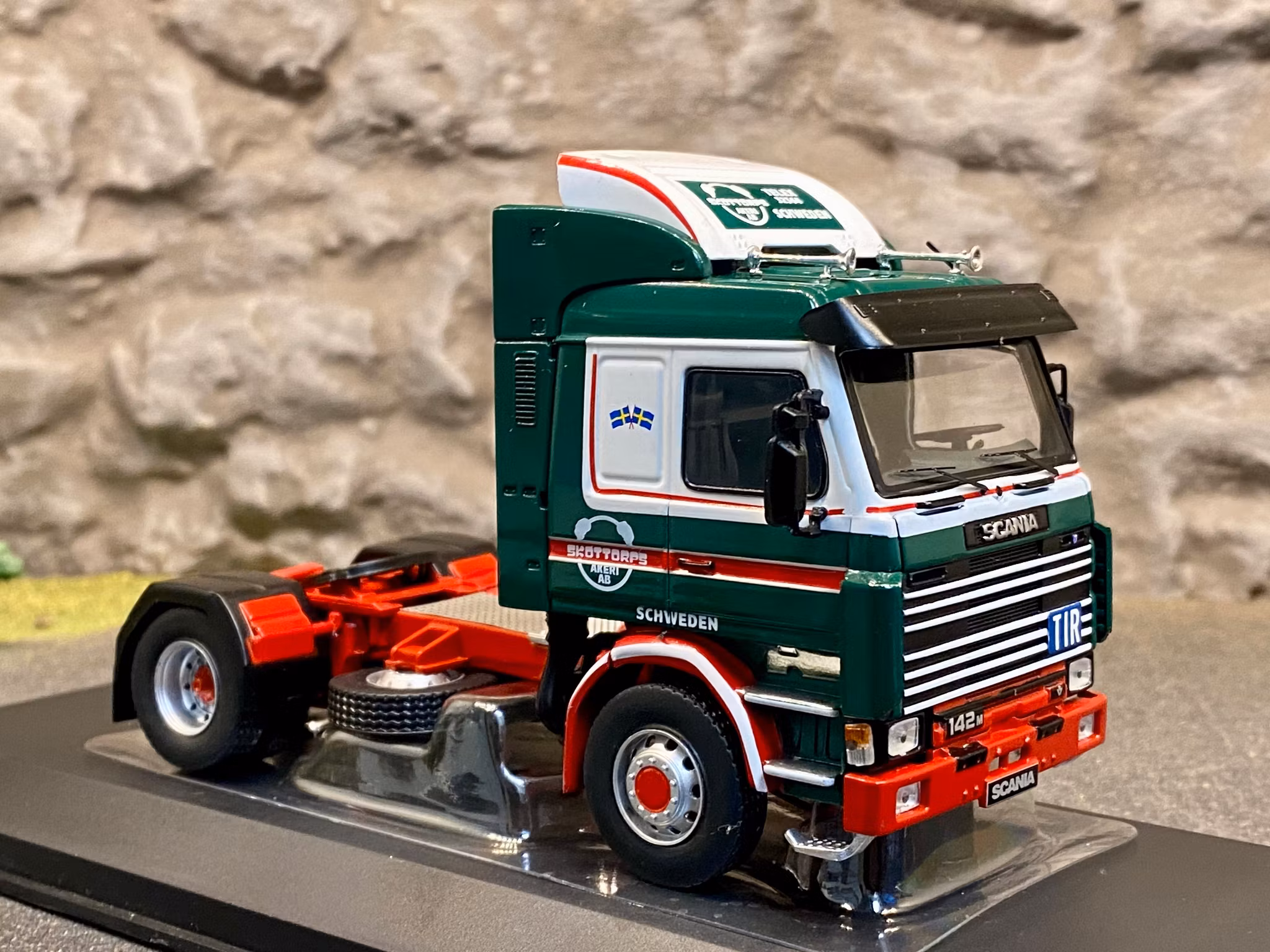 Skala 1/43 Scania 142 M, Green/white/red fr IXO Models