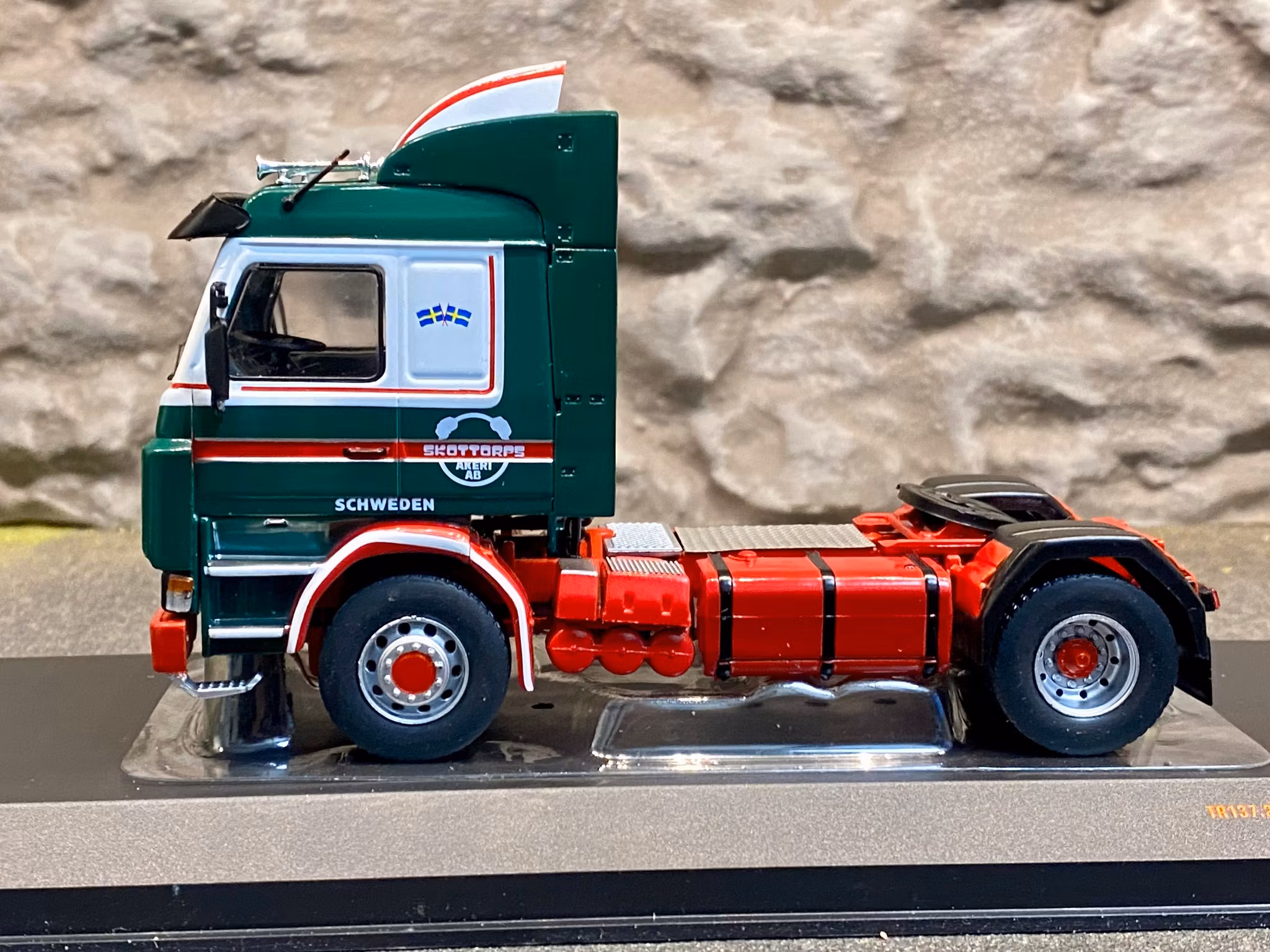 Skala 1/43 Scania 142 M, Green/white/red fr IXO Models