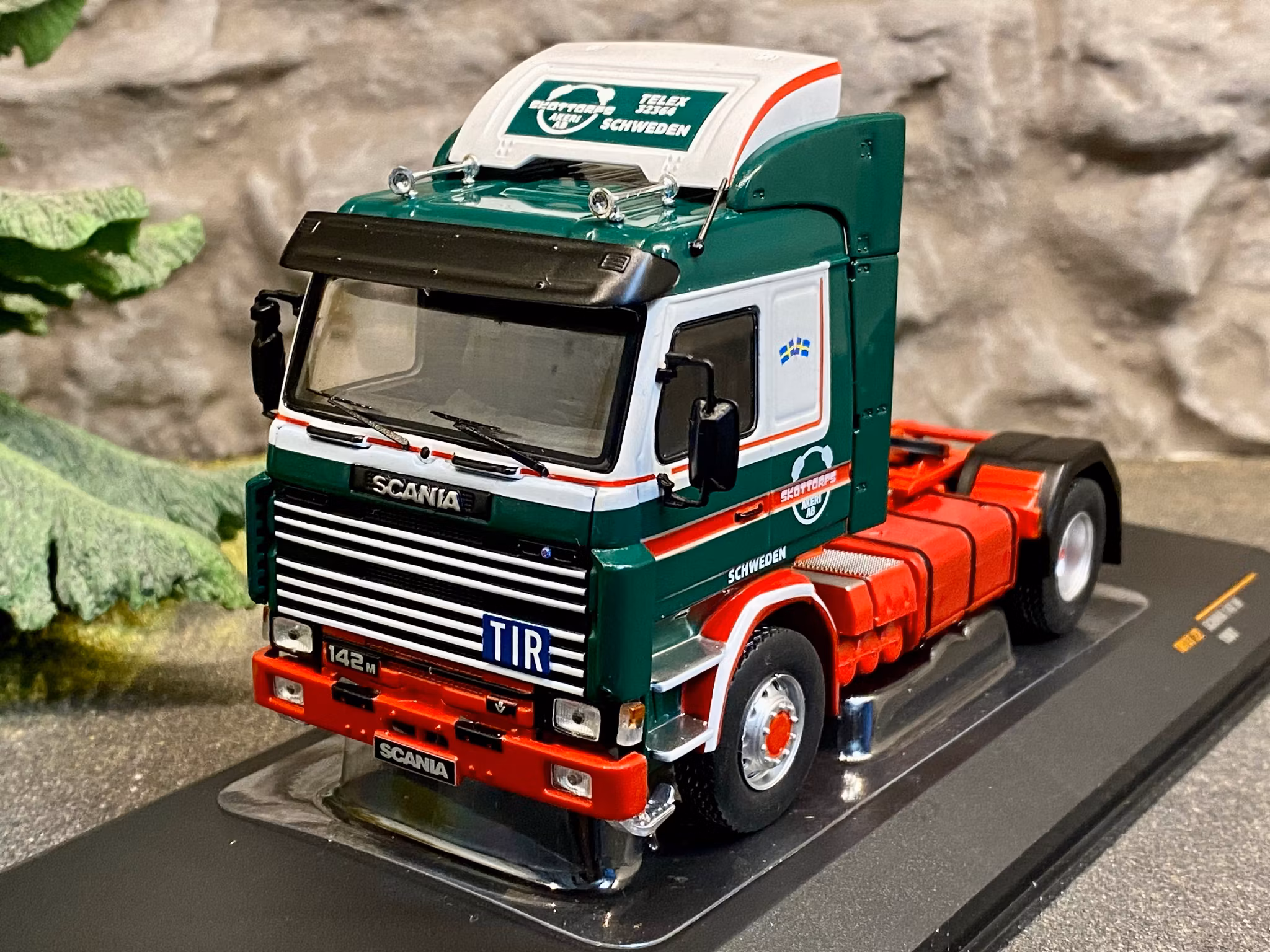 Skala 1/43 Scania 142 M, Green/white/red fr IXO Models