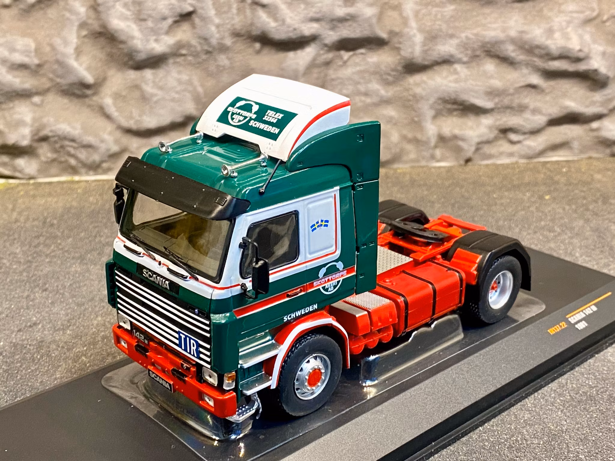 Skala 1/43 Scania 142 M, Green/white/red fr IXO Models