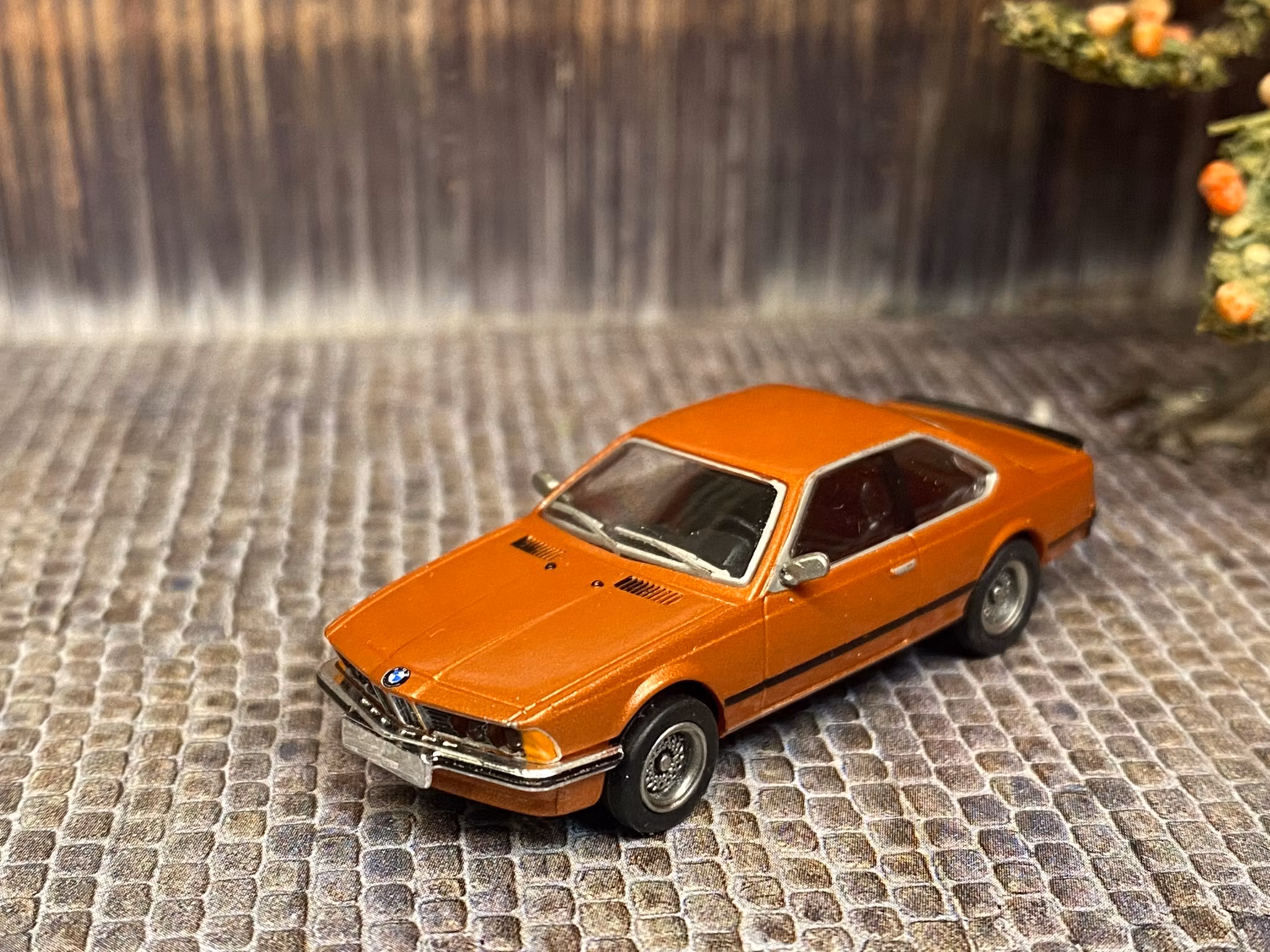 Skala 1/87 - BMW 635i, Orange metallic (koppar) fr Brekina