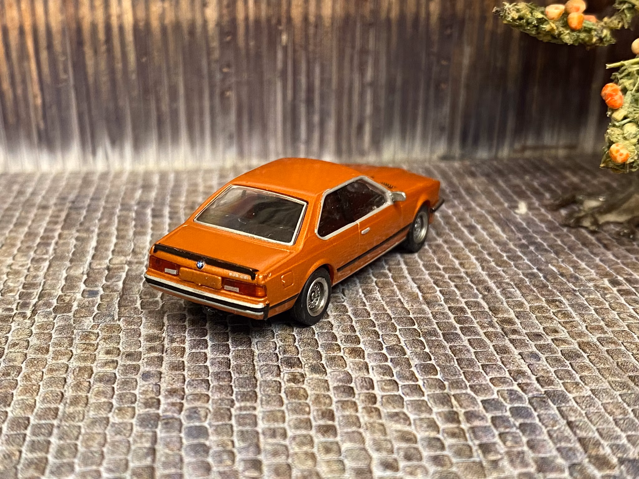 Skala 1/87 - BMW 635i, Orange metallic (koppar) fr Brekina